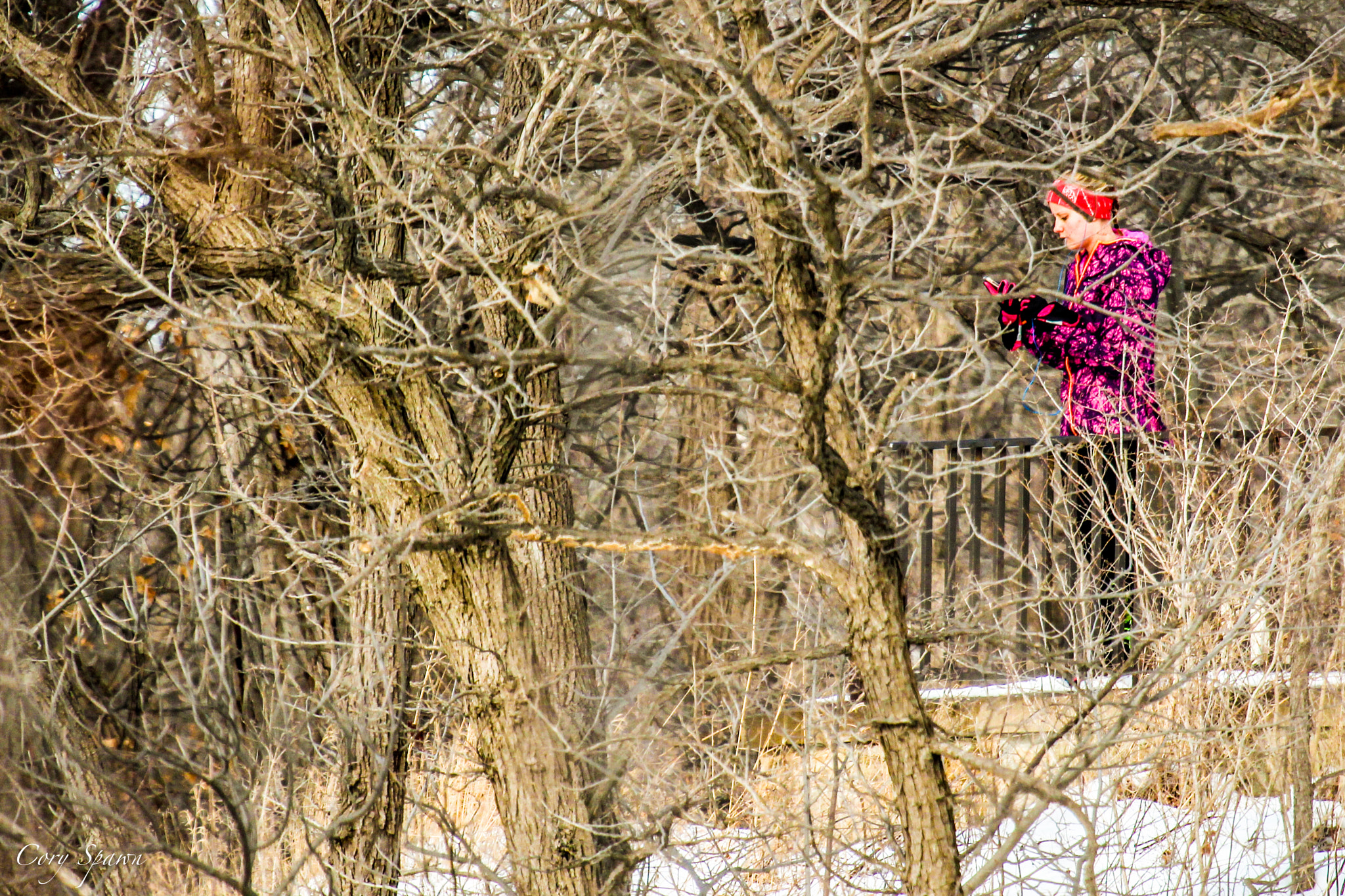 Canon EF 100-400mm F4.5-5.6L IS USM sample photo. Pedestrian along trail photography