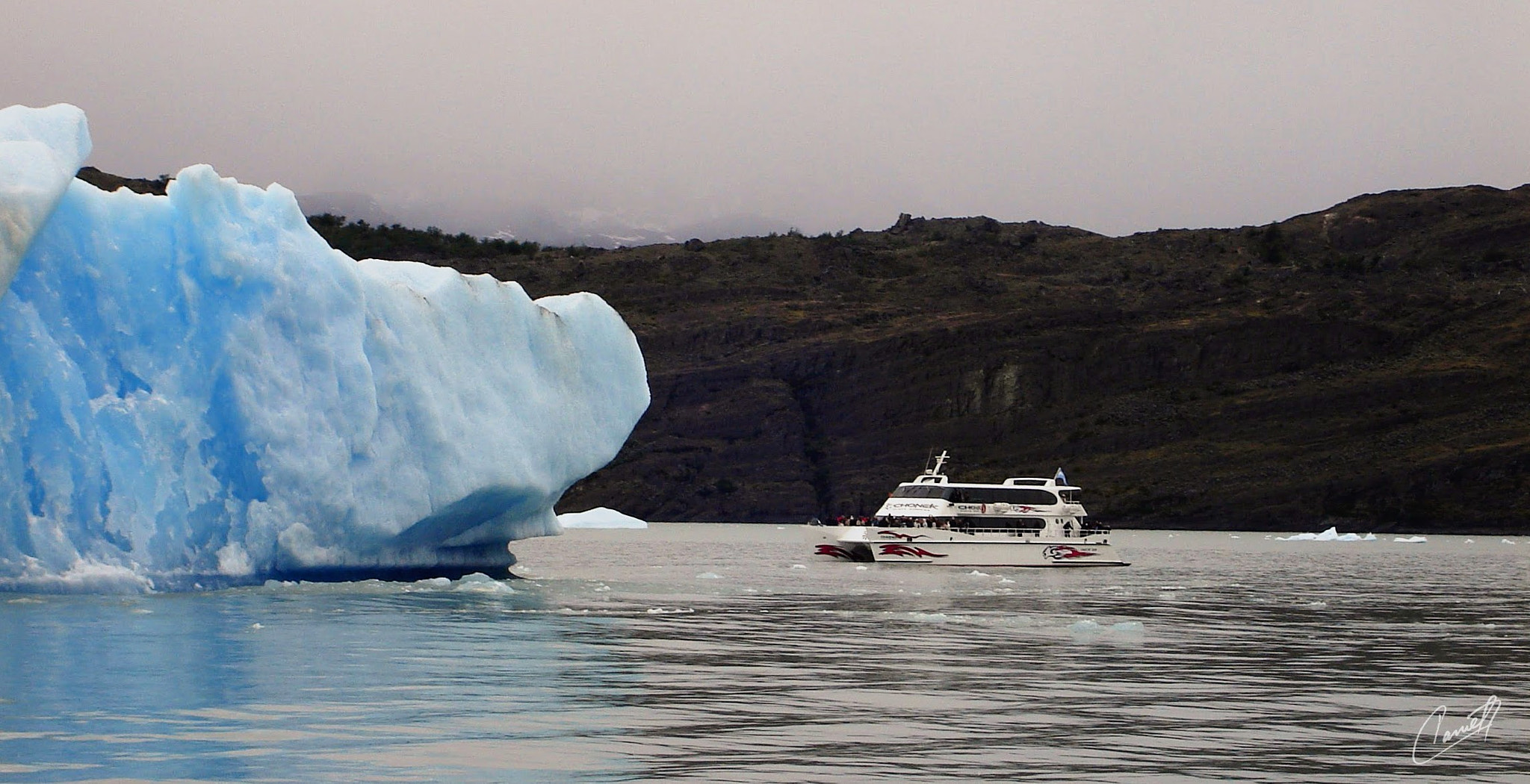 Sony DSC-S40 sample photo. Observando el glaciar photography