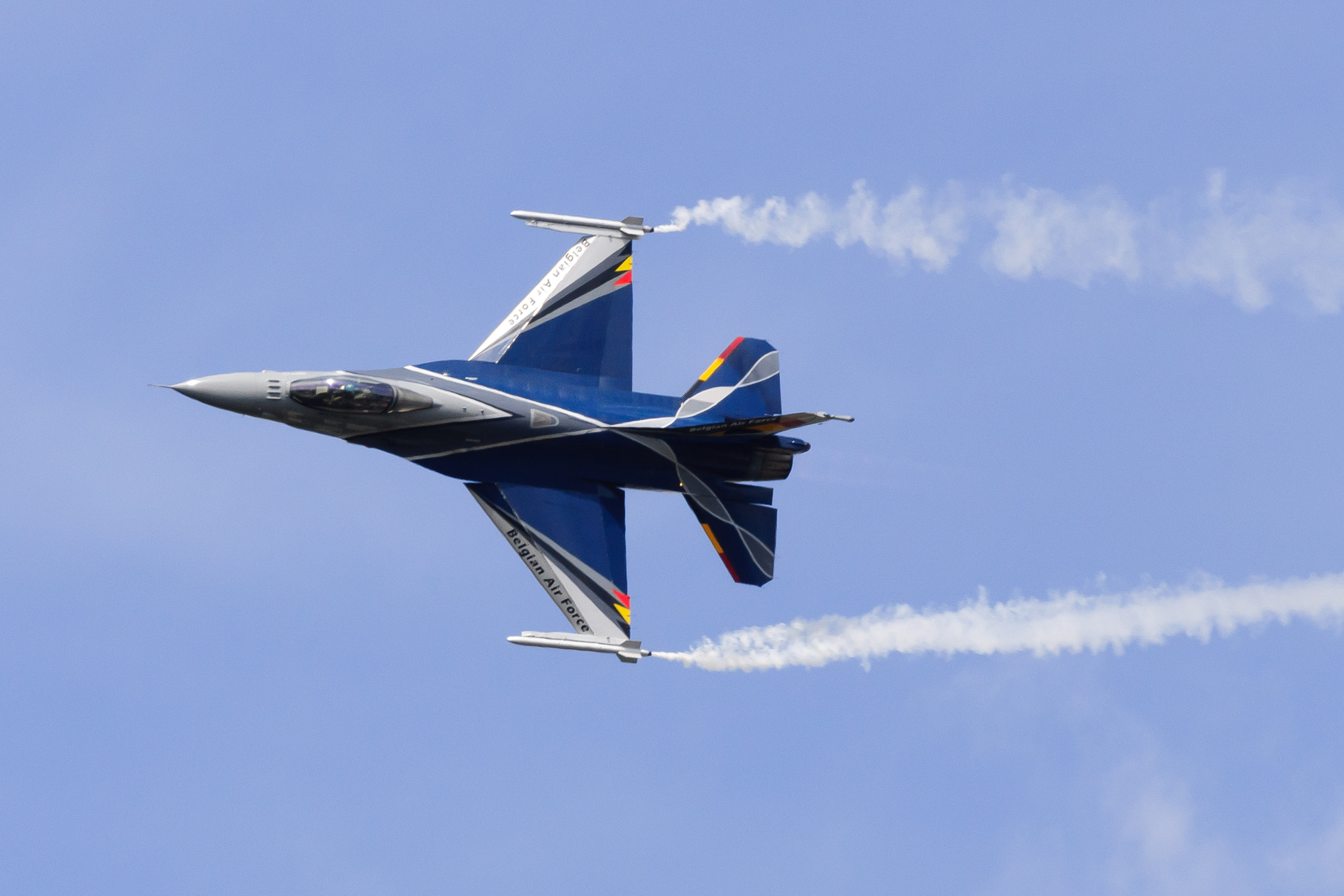 Sony 70-300mm F4.5-5.6 G SSM sample photo. F-16 knife edge photography