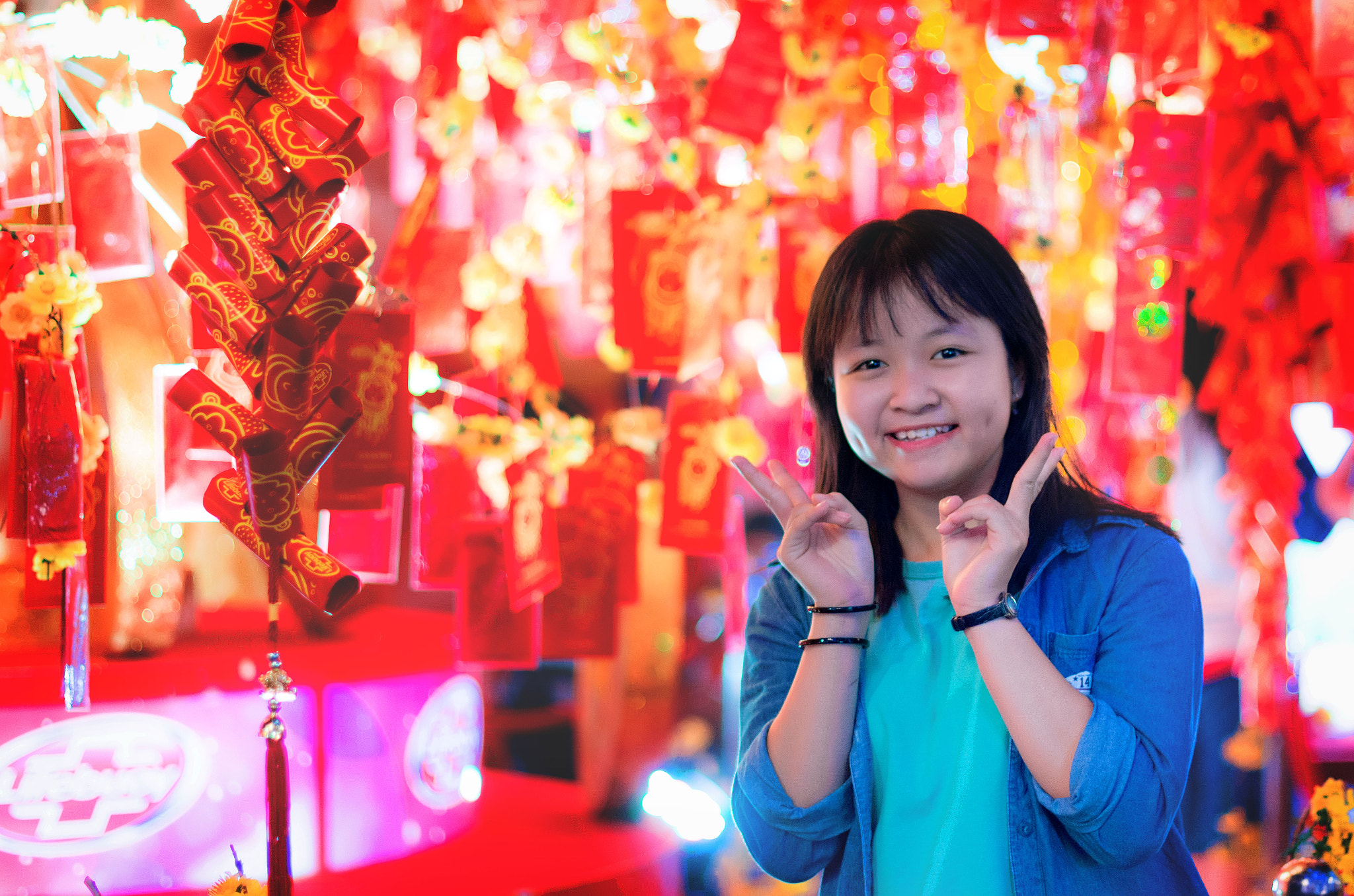 Pentax smc DA* 55mm F1.4 SDM sample photo. A girl with lucky money photography