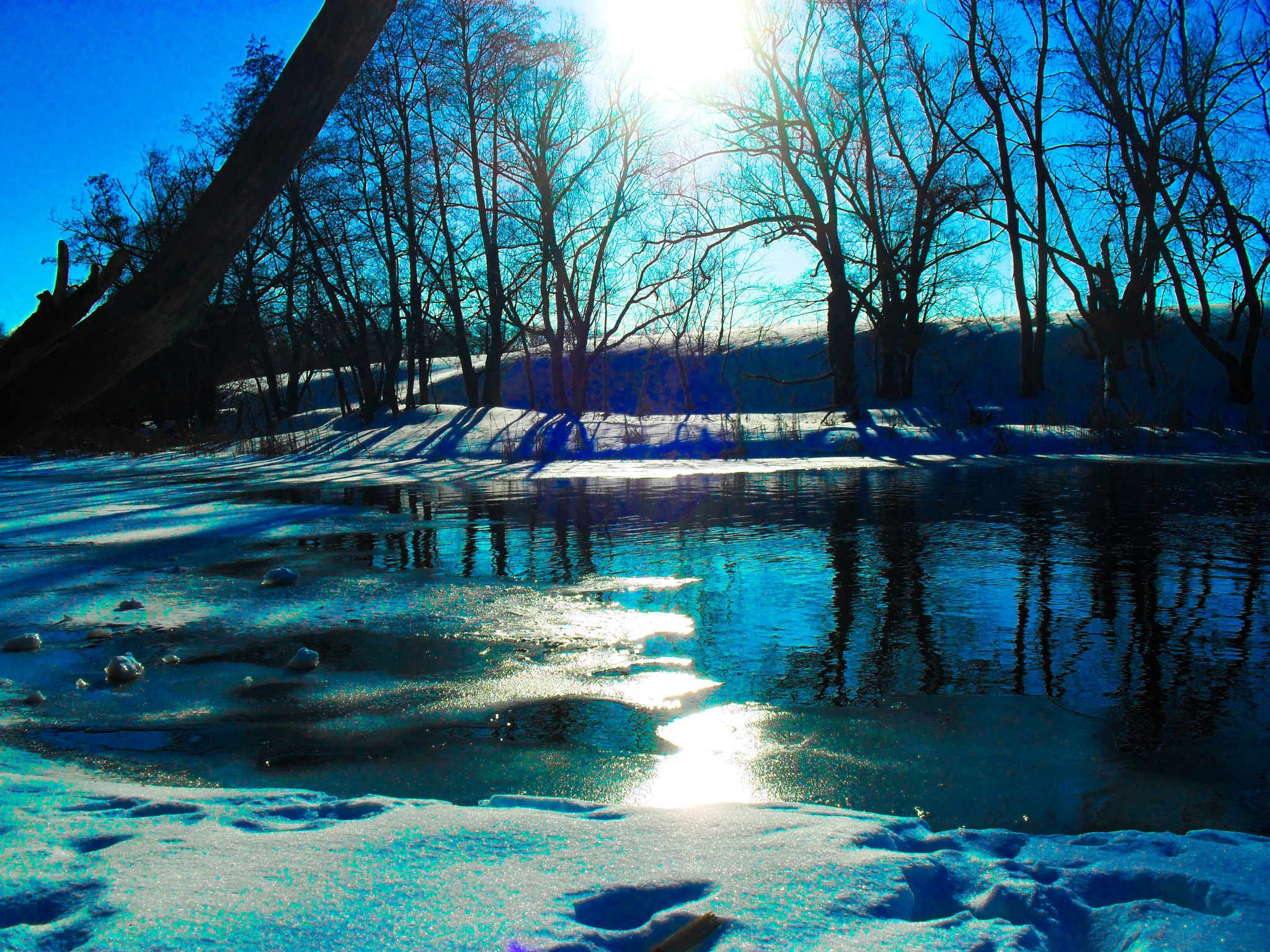 Samsung ES60 / VLUU ES60 /  SL105 /  ES63 sample photo. Winter landscape. the sun rays playing on the water surface of the river. photography