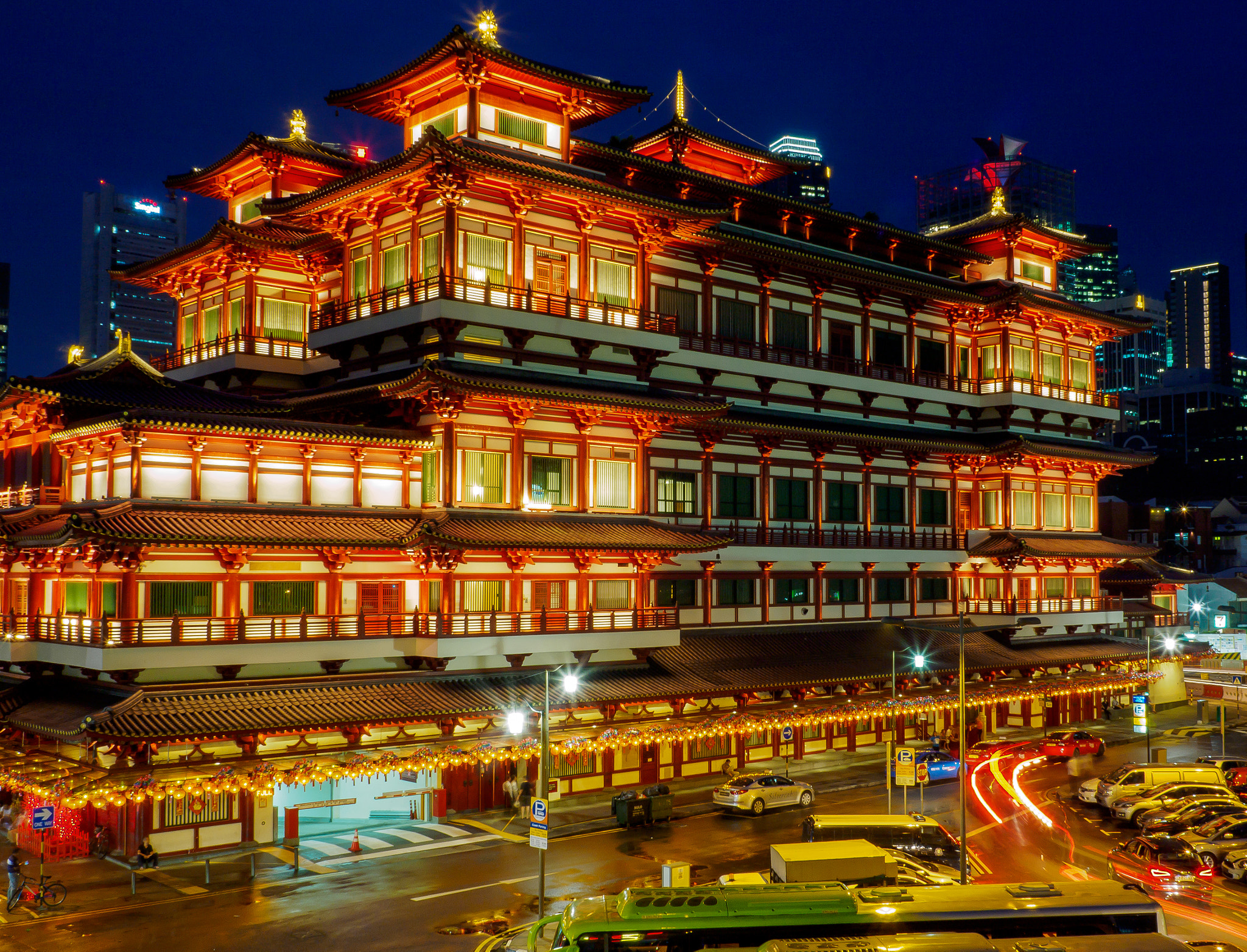Olympus OM-D E-M5 II + Olympus M.Zuiko Digital 17mm F2.8 Pancake sample photo. Buddhist tooth relic temple photography