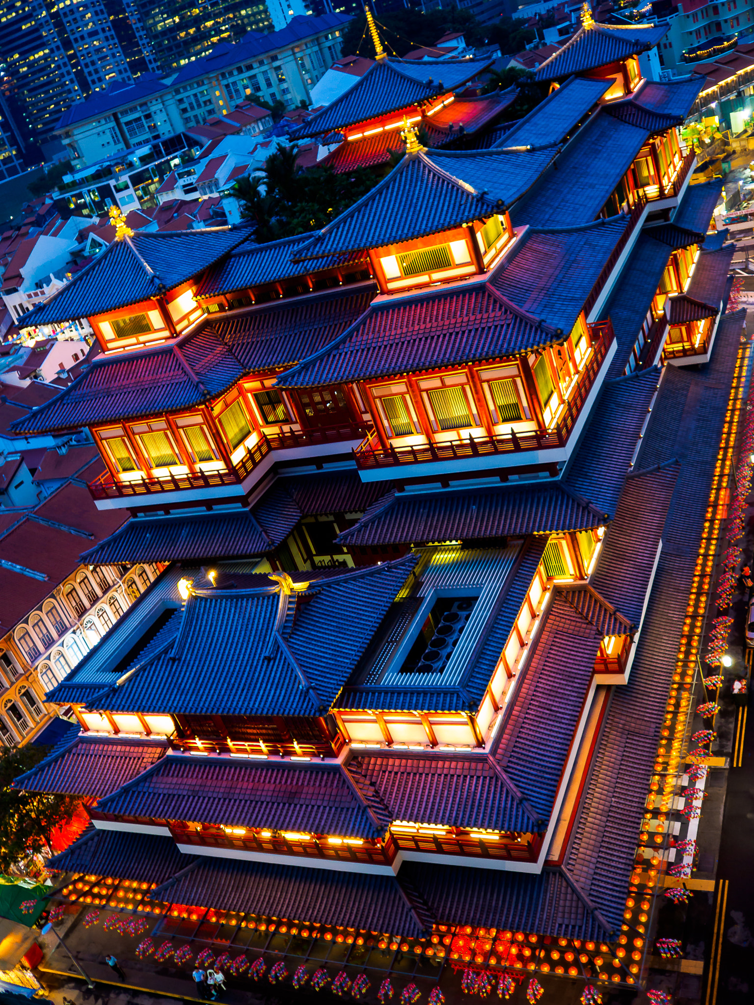 Olympus OM-D E-M5 II + Olympus M.Zuiko Digital 17mm F2.8 Pancake sample photo. Buddhist tooth relic temple photography
