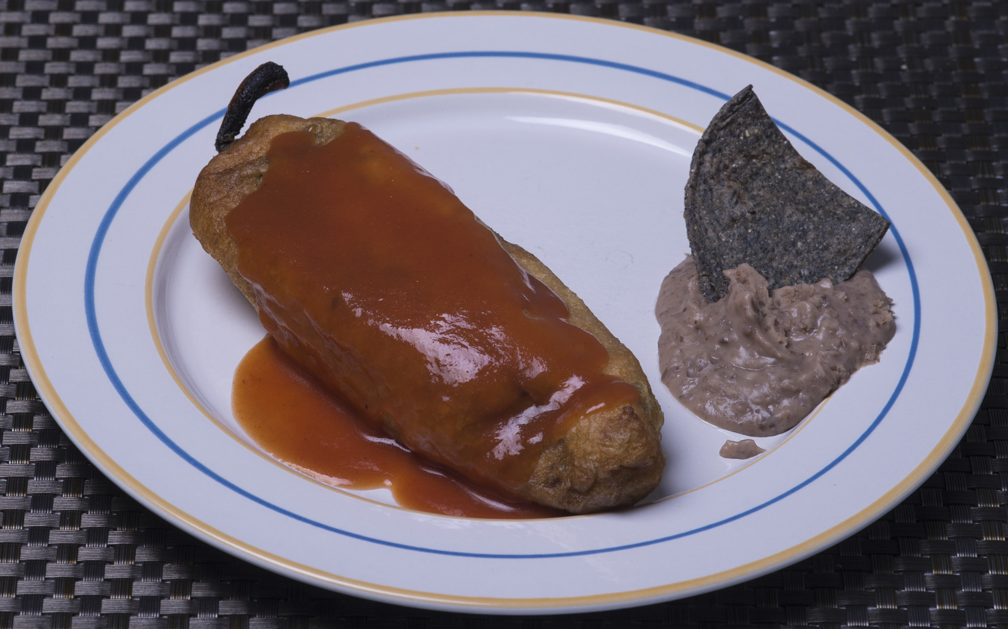 Nikon D4 + Sigma 105mm F2.8 EX DG Macro sample photo. Chile relleno con queso / chili stuffed photography