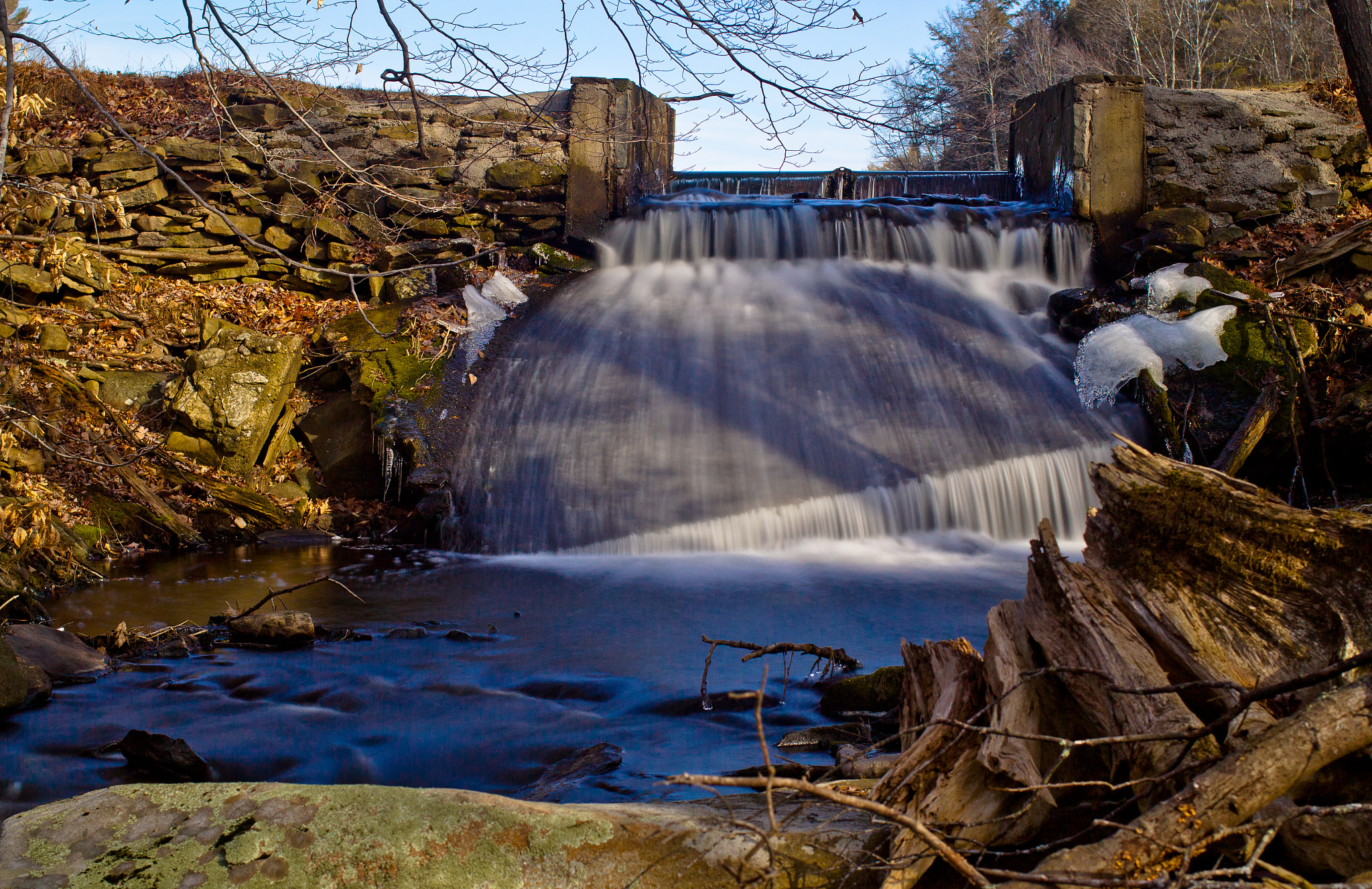 Canon EOS 550D (EOS Rebel T2i / EOS Kiss X4) + Canon EF 35mm F2 sample photo. Cold water spilling over photography