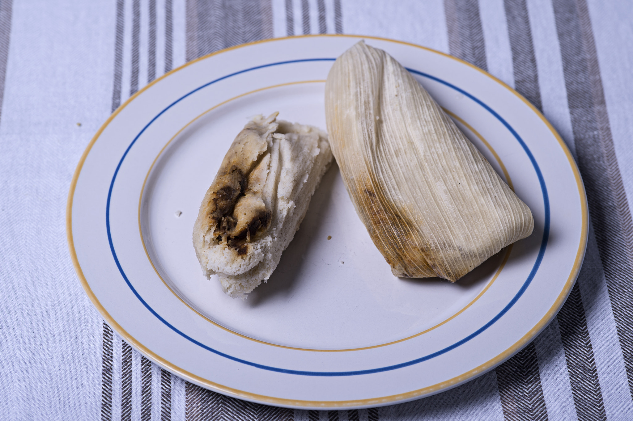 Nikon D4 + Sigma 105mm F2.8 EX DG Macro sample photo. Tamal de pollo con mole / chicken mole tamale photography