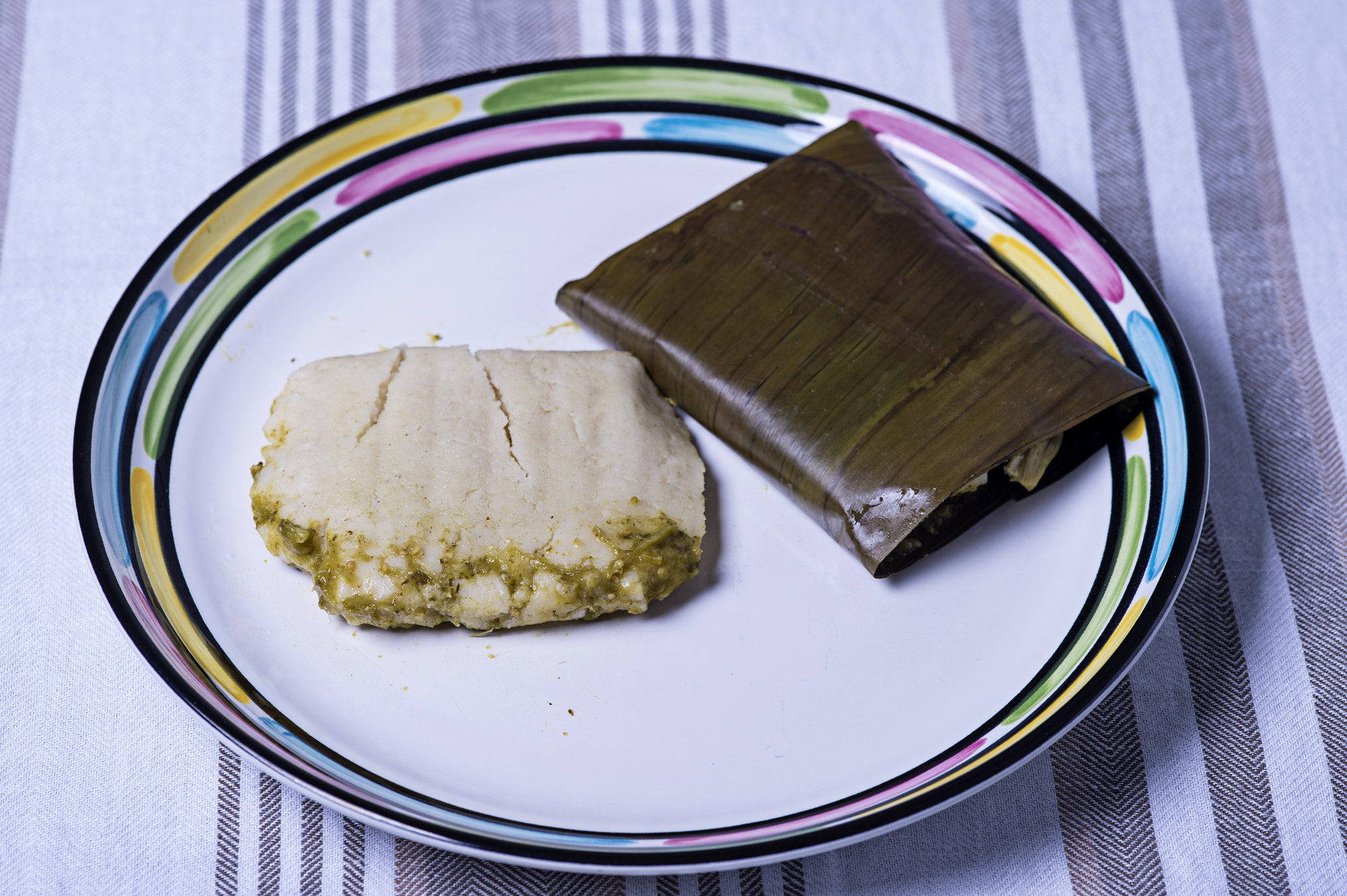 Nikon D4 + Sigma 105mm F2.8 EX DG Macro sample photo. Tamal oaxaqueño verde de pollo / oaxacan tamale photography