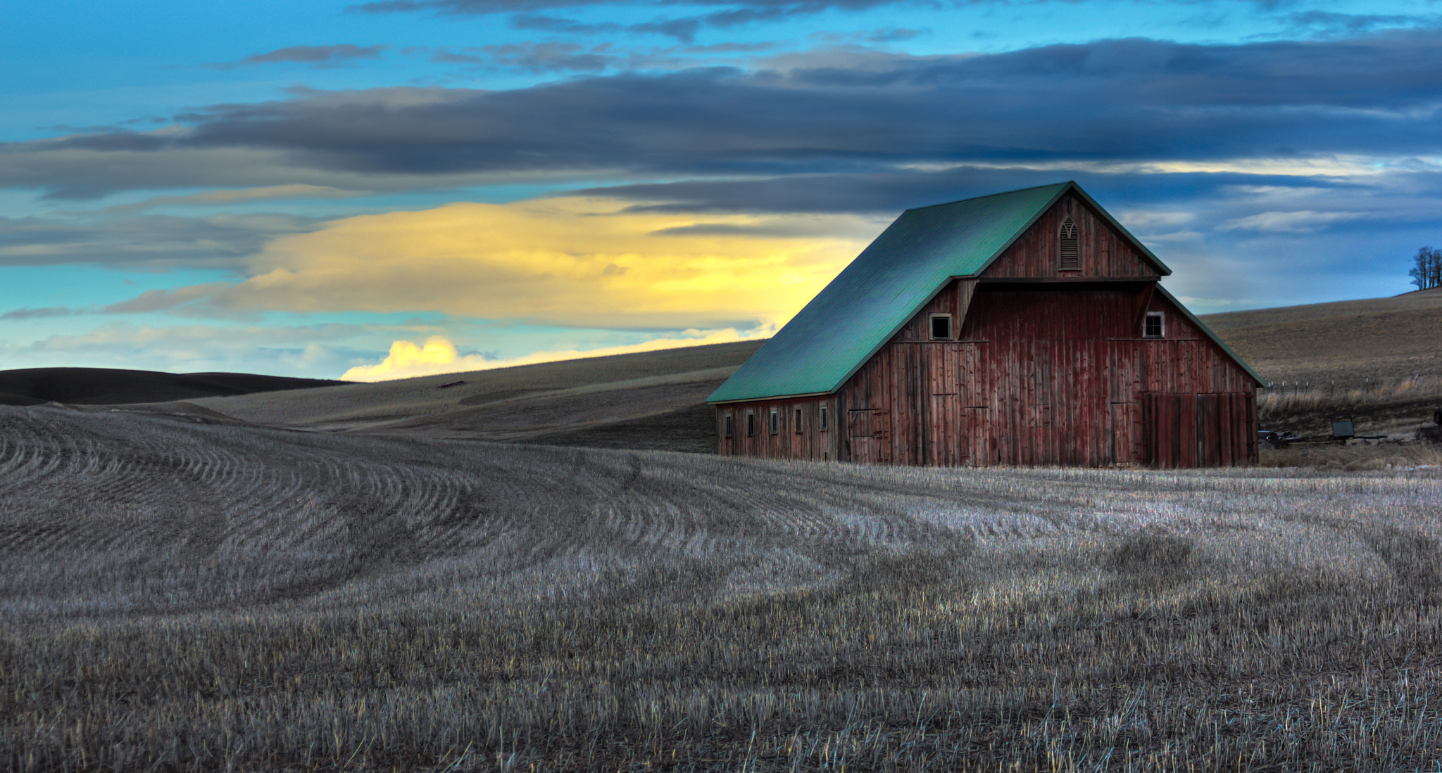 Canon EF 70-300mm F4-5.6 IS USM sample photo. Palouse barn at sunset photography