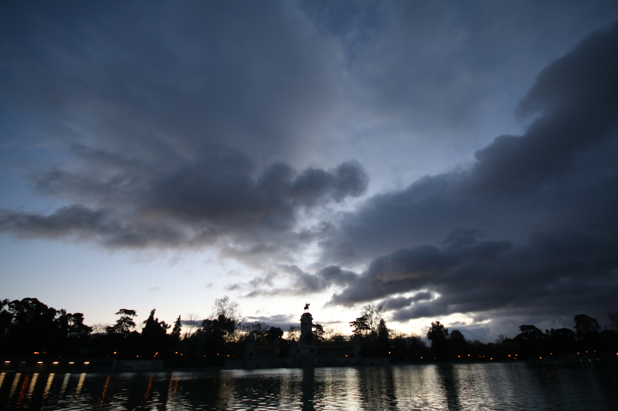 Canon EOS 750D (EOS Rebel T6i / EOS Kiss X8i) + Sigma 10-20mm F4-5.6 EX DC HSM sample photo. Amanecer en madrid photography