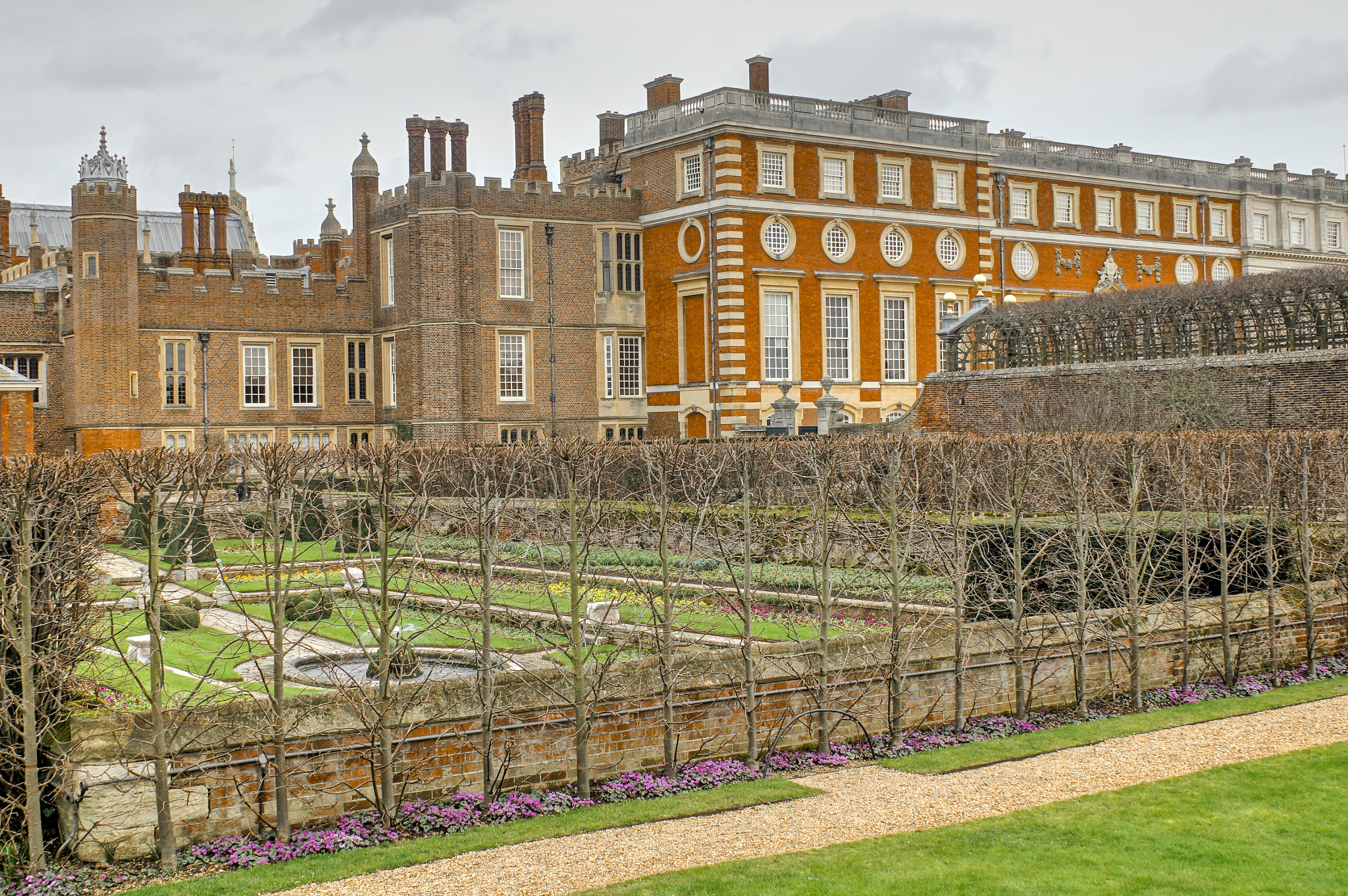Sony SLT-A55 (SLT-A55V) sample photo. The pond garden, hampton court palac photography