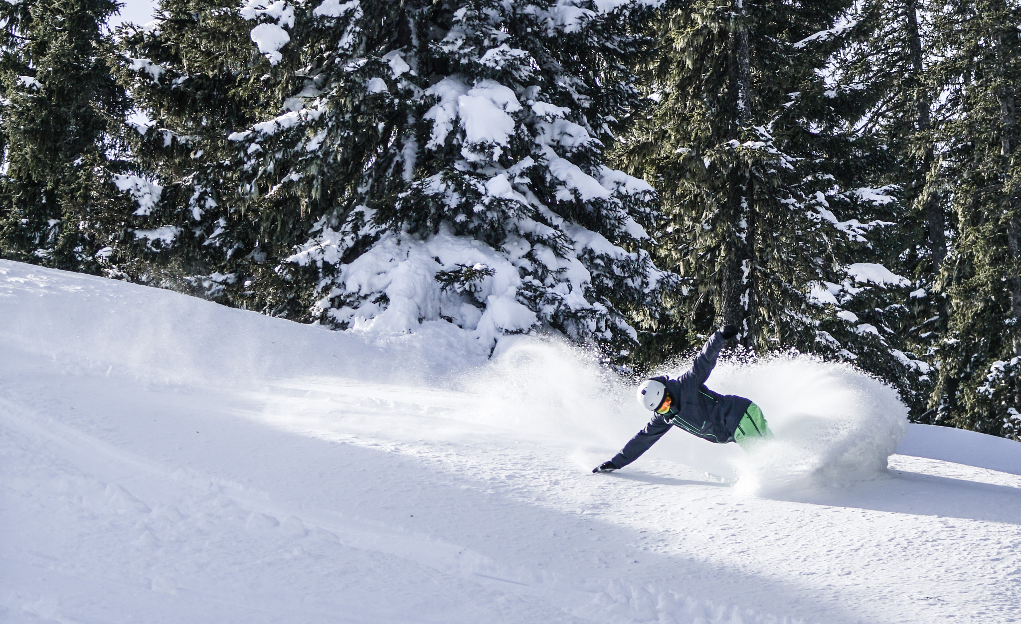 Sony 70-200mm F2.8 G SSM II sample photo. Snowboarder powder spray photography