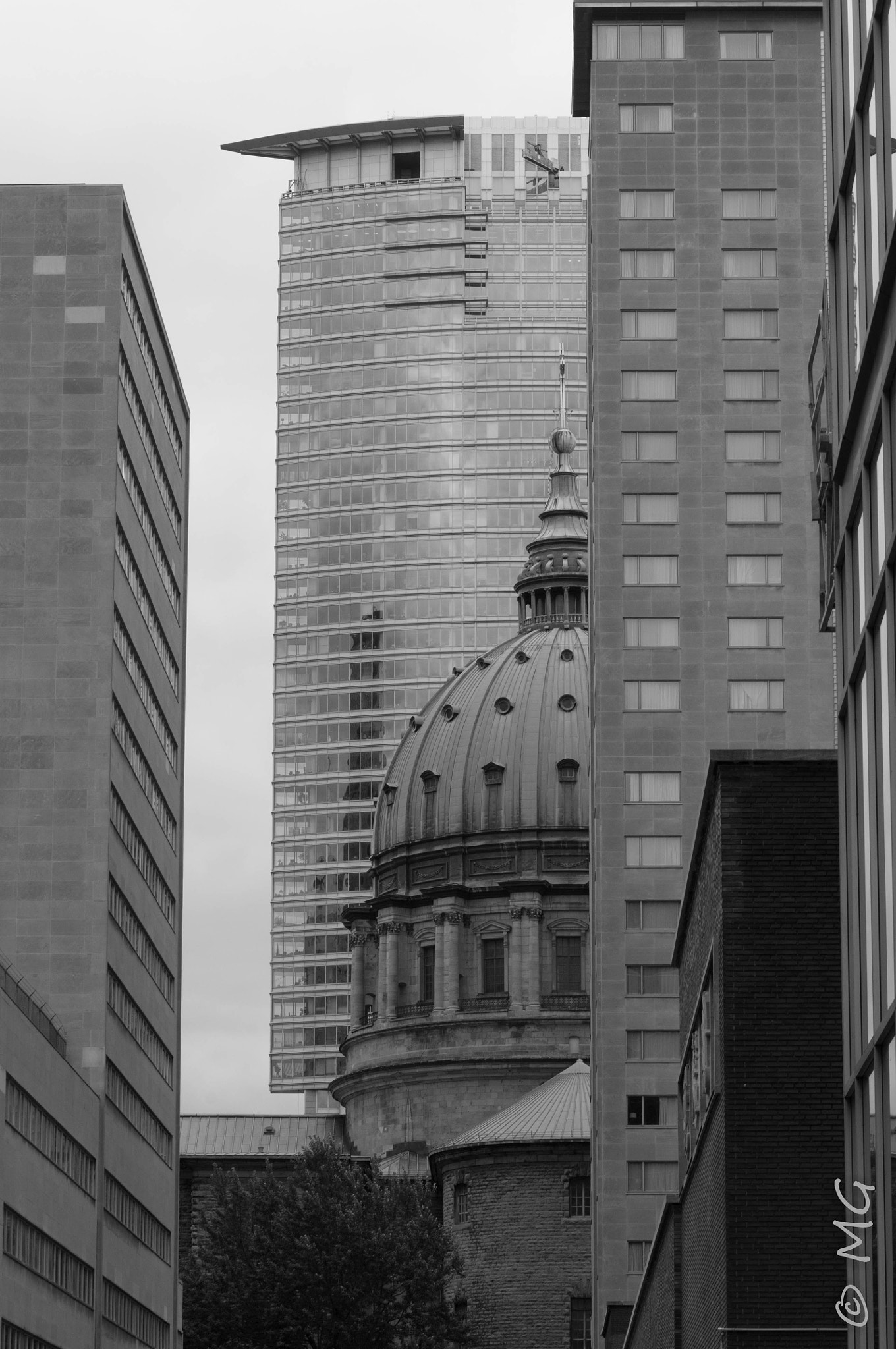 Pentax K-r + Sigma sample photo. Québec street photography