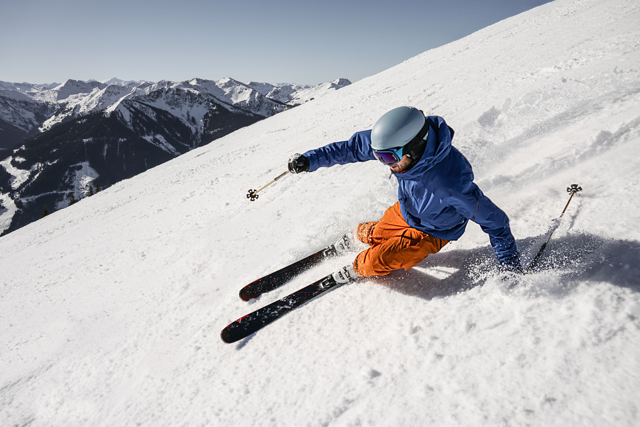 Sony Vario-Sonnar T* 24-70mm F2.8 ZA SSM II sample photo. Skier racing on the piste photography