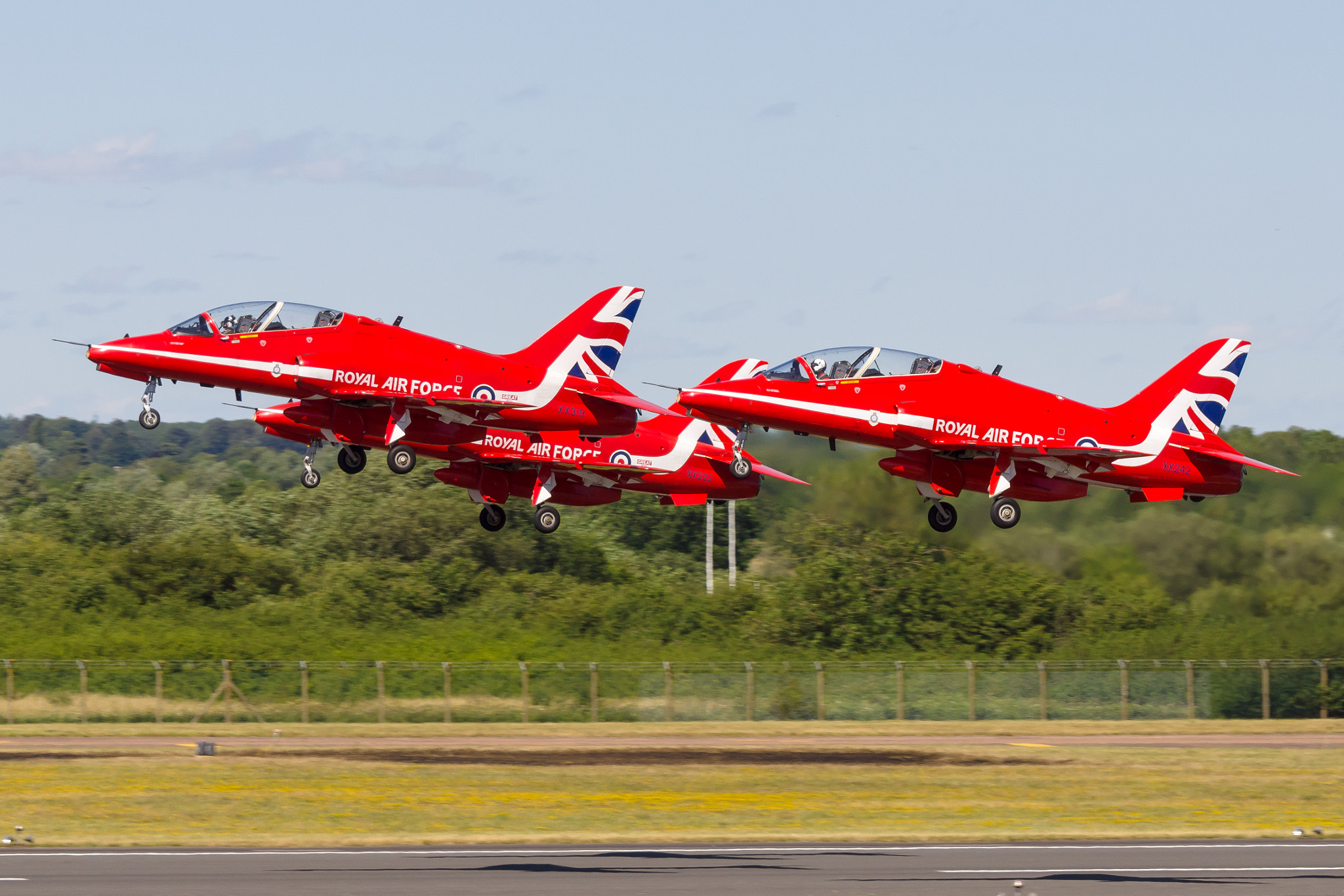 Sony 70-300mm F4.5-5.6 G SSM sample photo. Red arrows take off photography