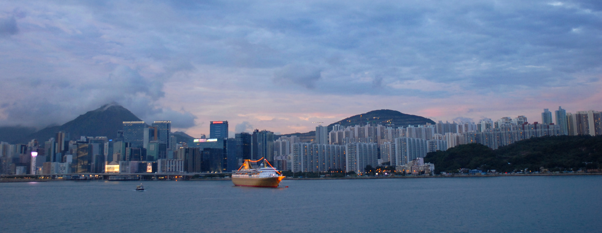 Nikon AF Nikkor 24mm F2.8D sample photo. Hong kong sailaway photography