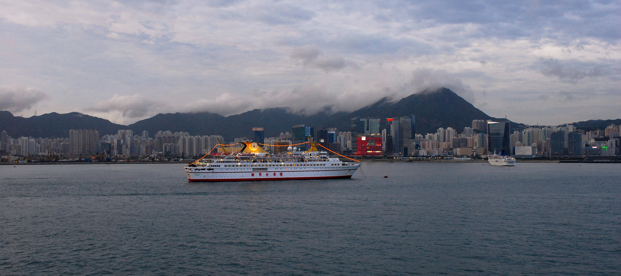 Nikon AF Nikkor 24mm F2.8D sample photo. Hong kong sailaway photography