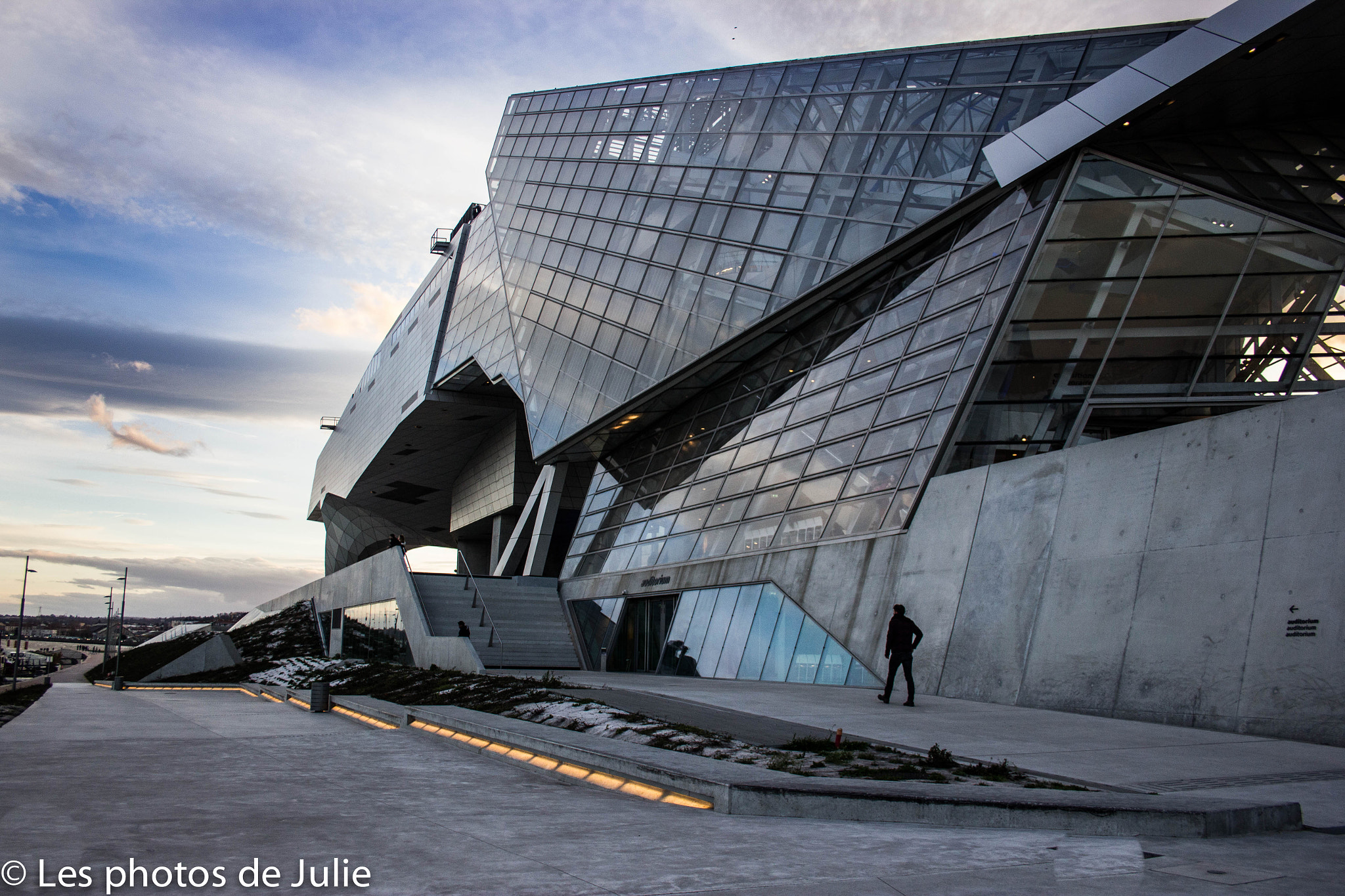 Canon EF-S 18-55mm F3.5-5.6 sample photo. Musée des confluences photography