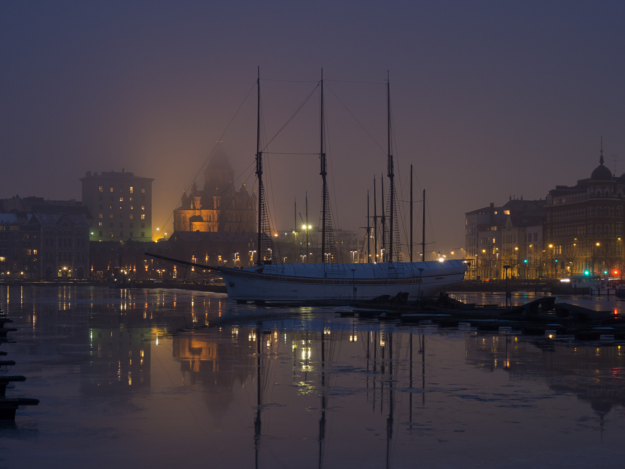 OLYMPUS M.12-50mm F3.5-6.3 sample photo. A foggy night in helsinki photography
