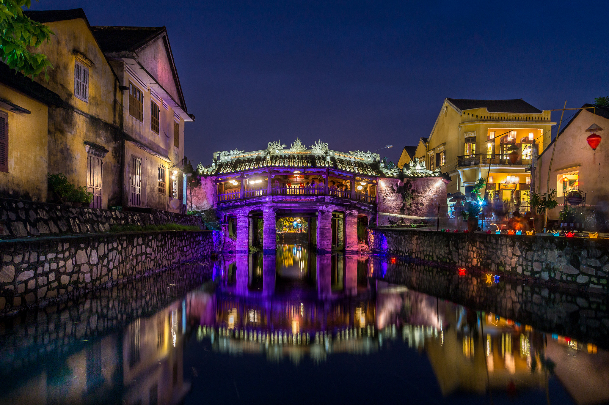 Sony Alpha a5000 (ILCE 5000) + Sony E 18-200mm F3.5-6.3 OSS sample photo. Hoi an by night photography