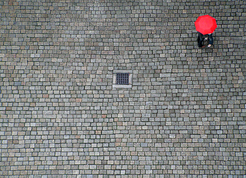 KONICA MINOLTA DiMAGE Z20 sample photo. Red umbrella photography