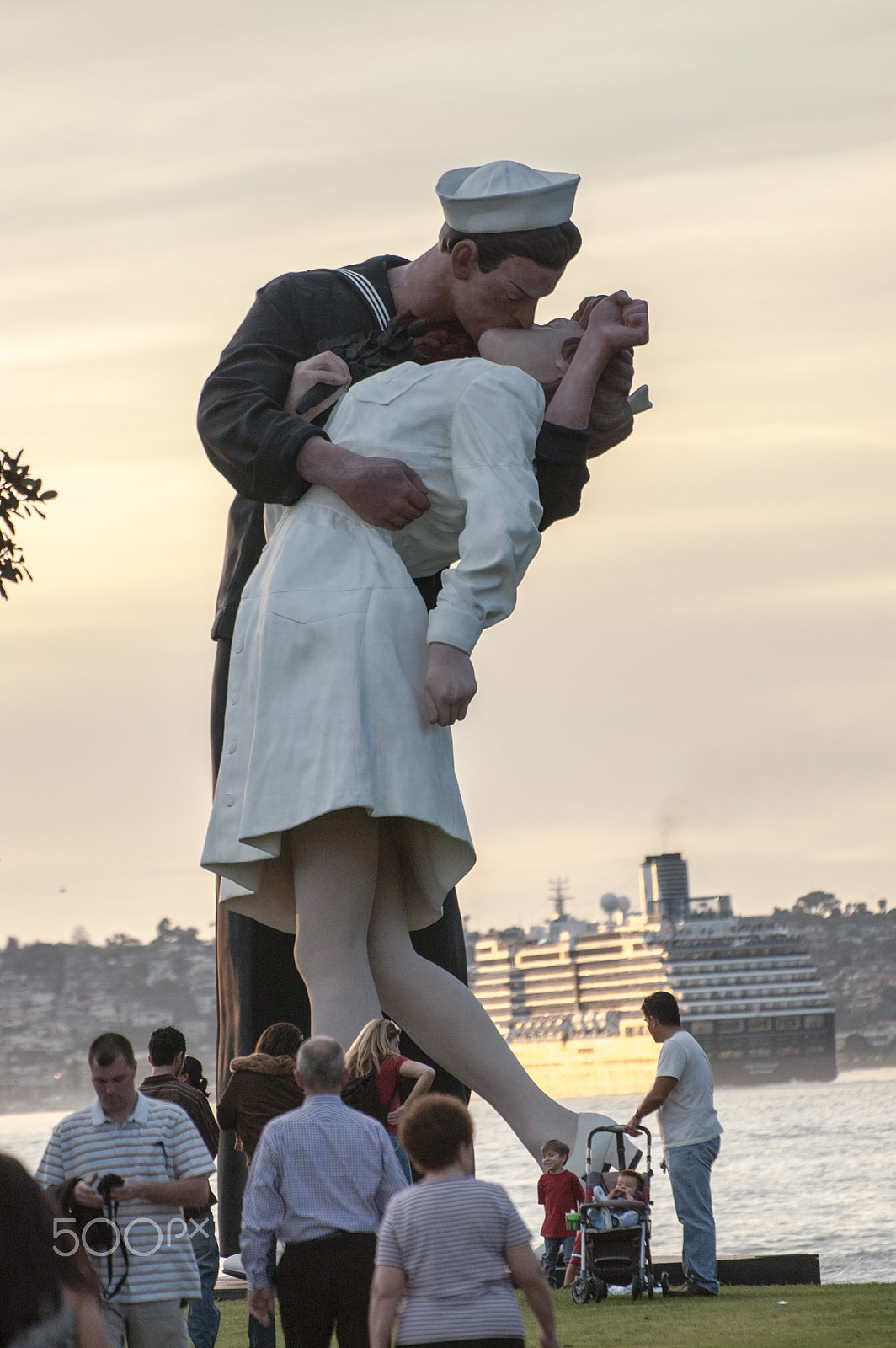 Nikon D70s sample photo. Wwii statue photography