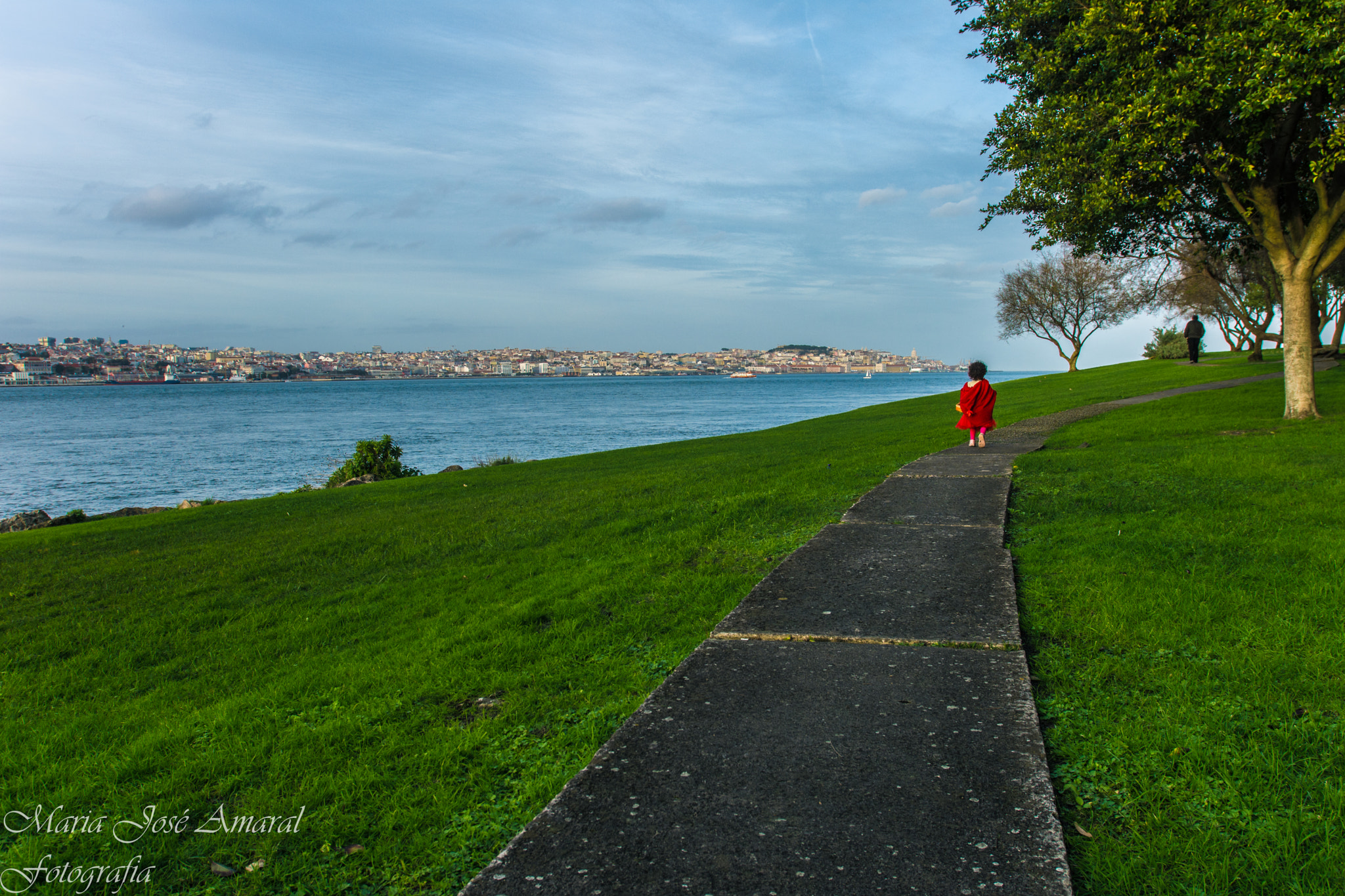 Nikon AF-S Nikkor 17-35mm F2.8D ED-IF sample photo. A menina de vermelho photography