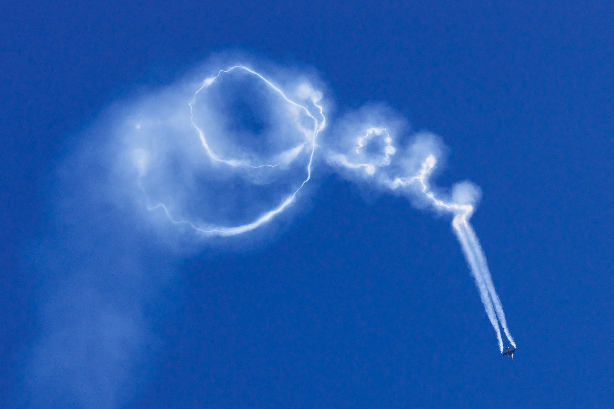 Sony 70-300mm F4.5-5.6 G SSM sample photo. F-16 sky writing photography