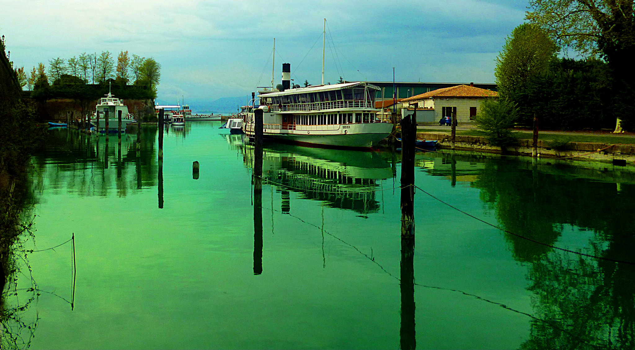 Panasonic DMC-FS16 sample photo. Boat on lake garda photography