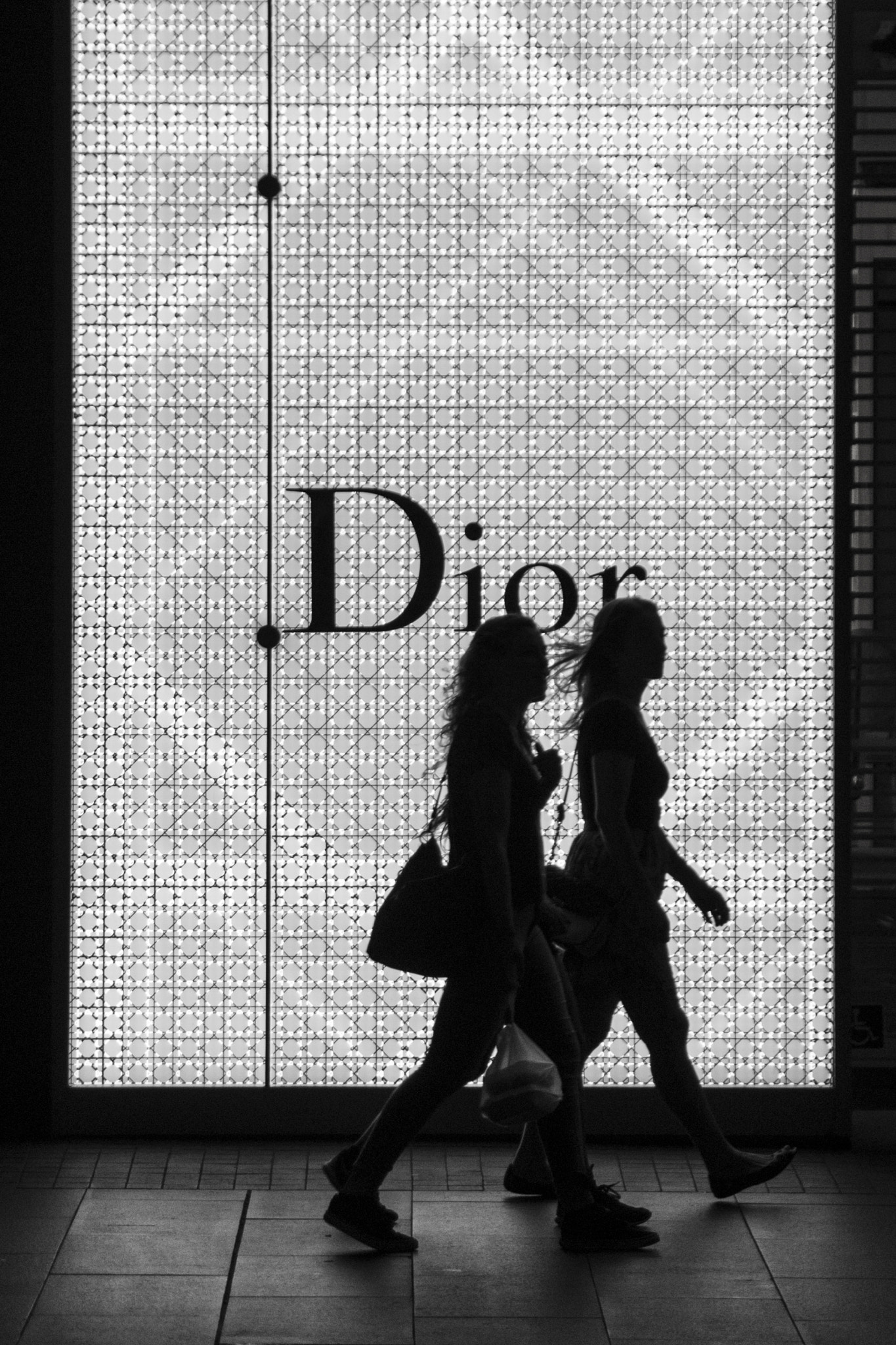 Nikon D200 + Sigma 18-200mm F3.5-6.3 DC sample photo. 3 girls shopping photography