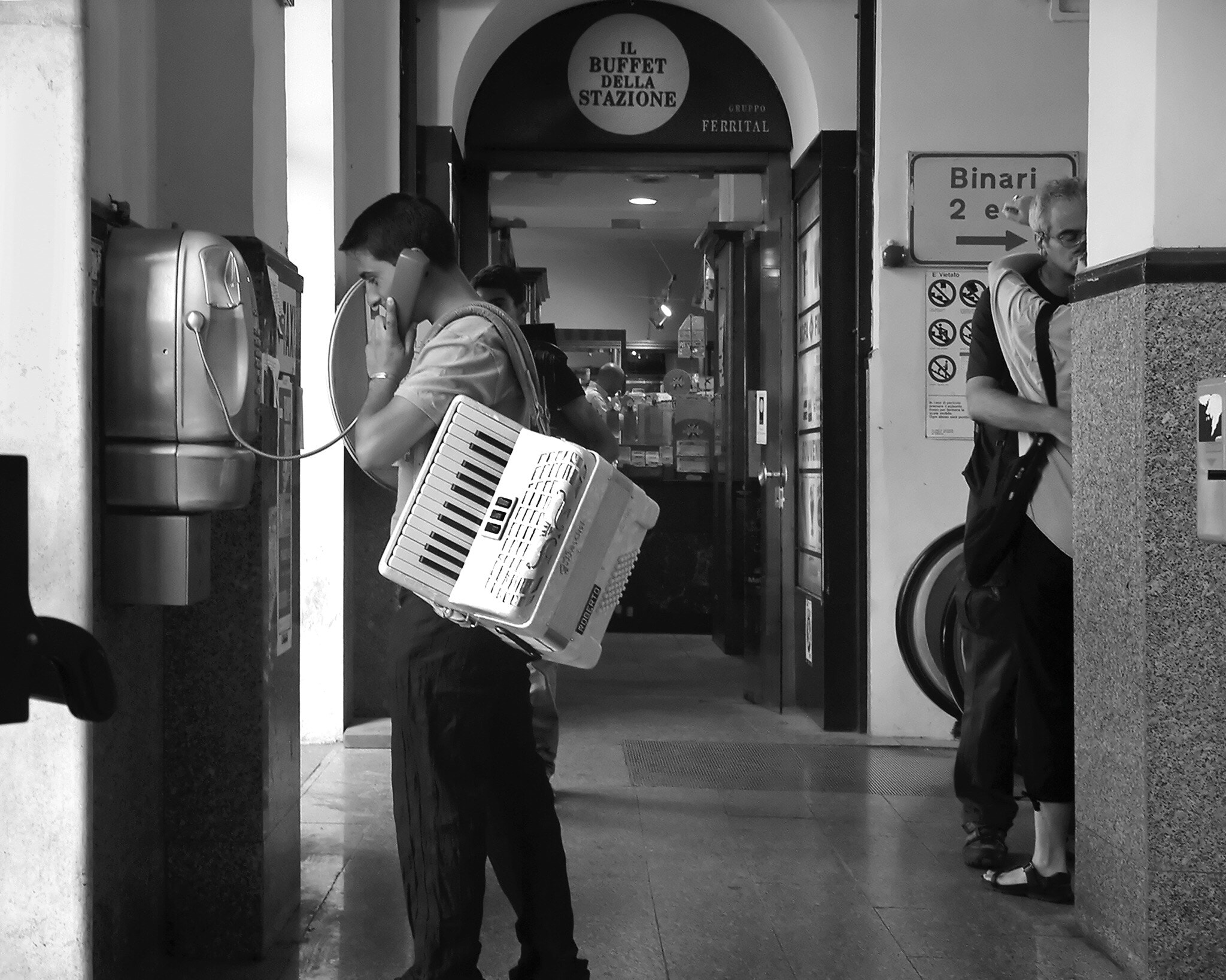 Pentax OPTIO 555 sample photo. Accordion player, train station orvieto, italy photography