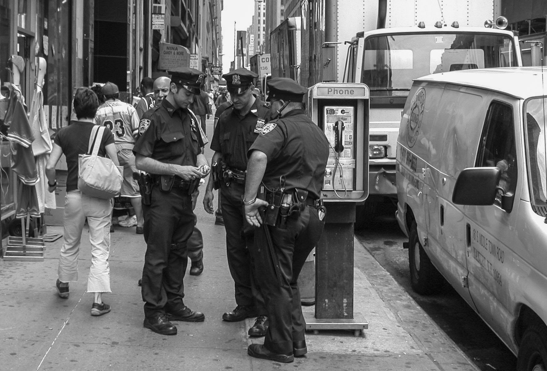 Nikon E995 sample photo. Nyc policemen photography