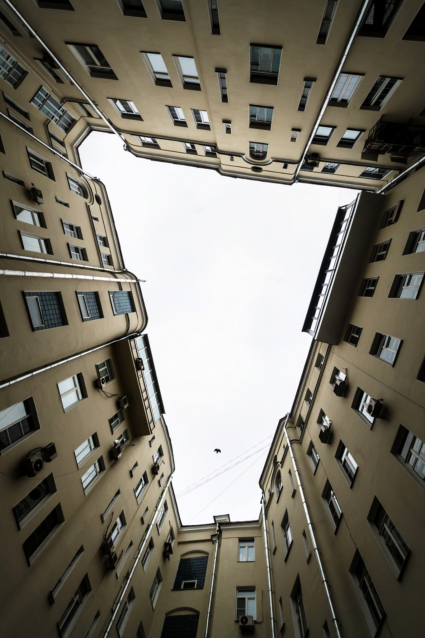 Sigma 10-20mm F3.5 EX DC HSM sample photo. Courtyard in moscow photography