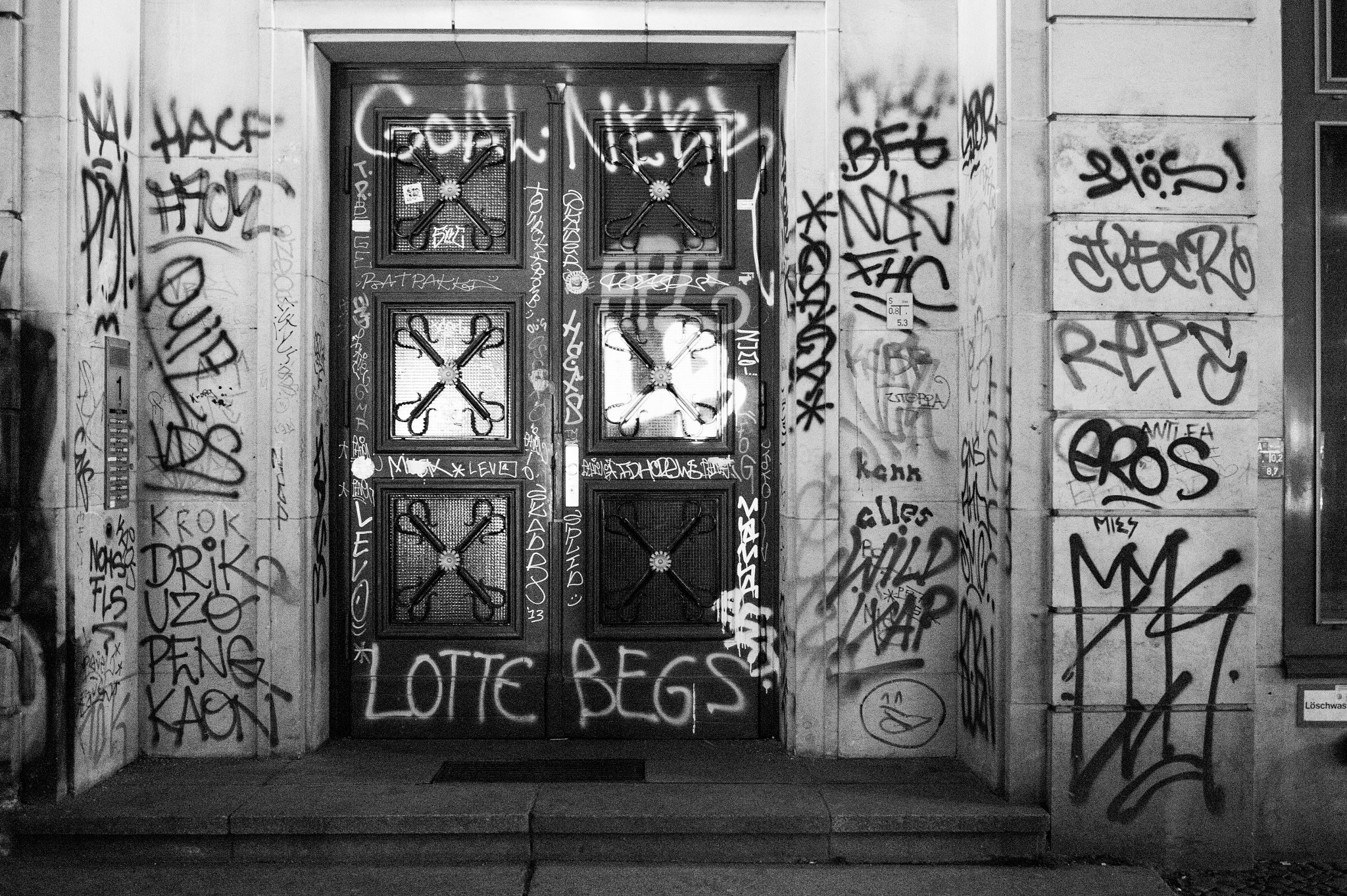Nikon AF-S Nikkor 18-35mm F3.5-4.5G ED sample photo. Graffiti entrance photography