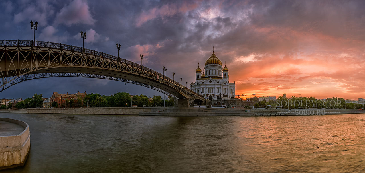 Canon EOS 100D (EOS Rebel SL1 / EOS Kiss X7) + Sigma 10-20mm F4-5.6 EX DC HSM sample photo. Panoramic views of the cathedral of christ the savior photography