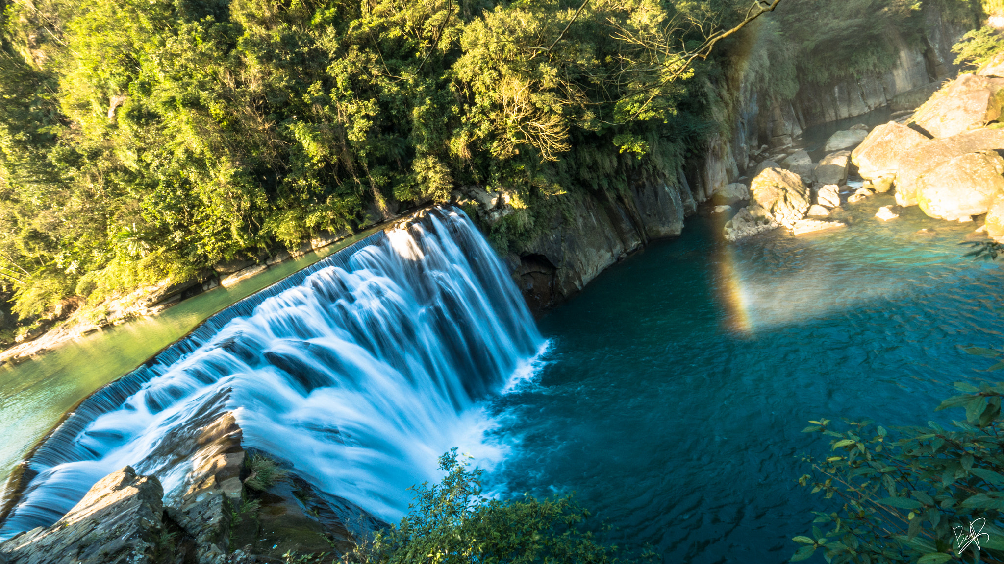 Panasonic Lumix DMC-GX7 + Olympus M.Zuiko Digital ED 7-14mm F2.8 PRO sample photo. Waterfall &amp; rainbow photography