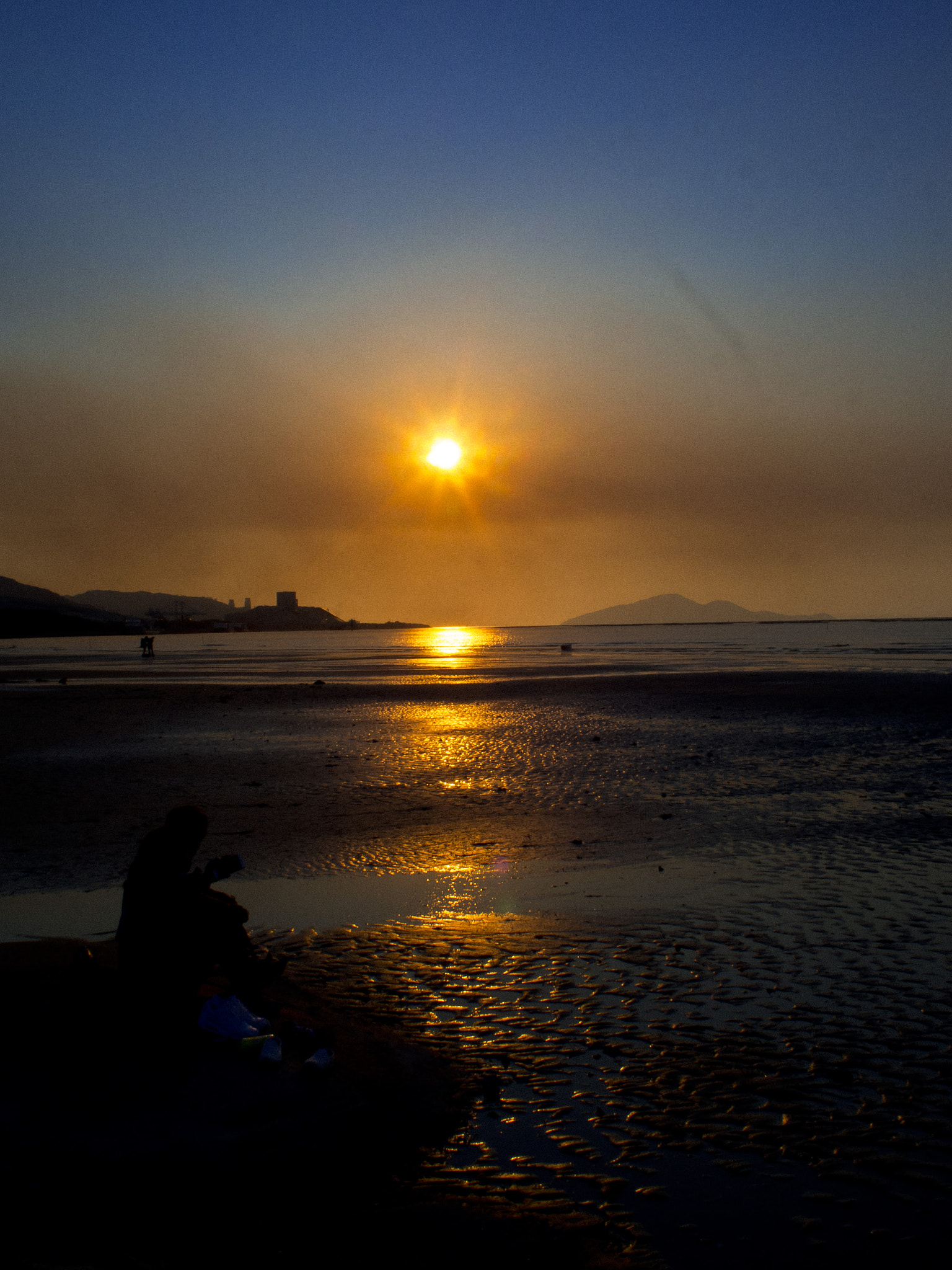 Olympus M.Zuiko Digital 17mm F2.8 Pancake sample photo. 1st sunset of year of monkey photography