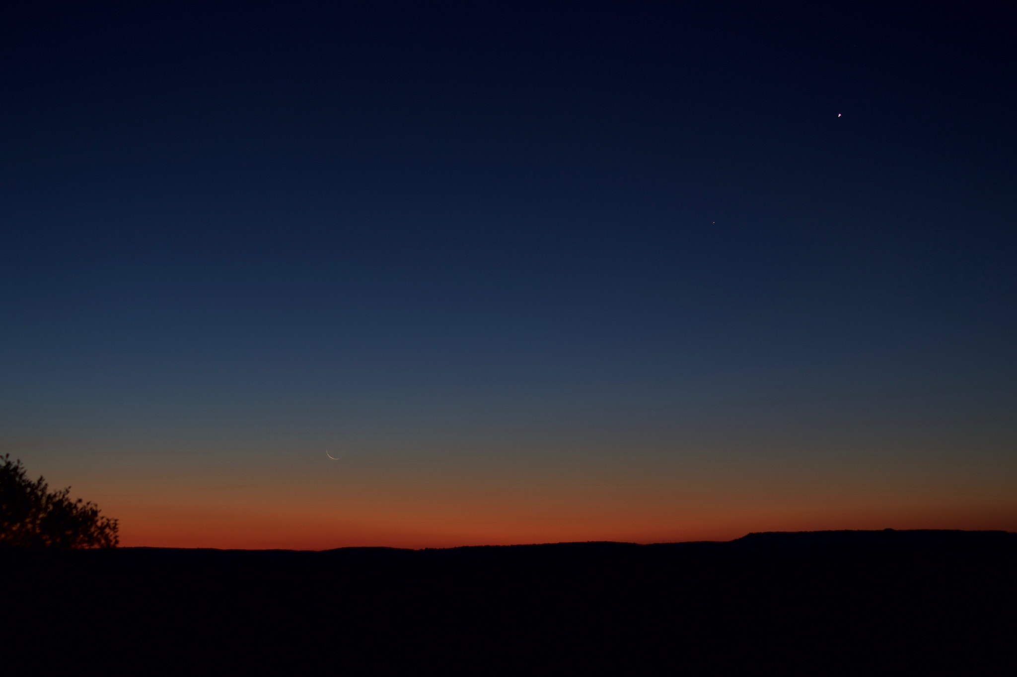 Canon EOS 6D + Canon 70-300mm sample photo. Rising crescent. onlooking planets. photography