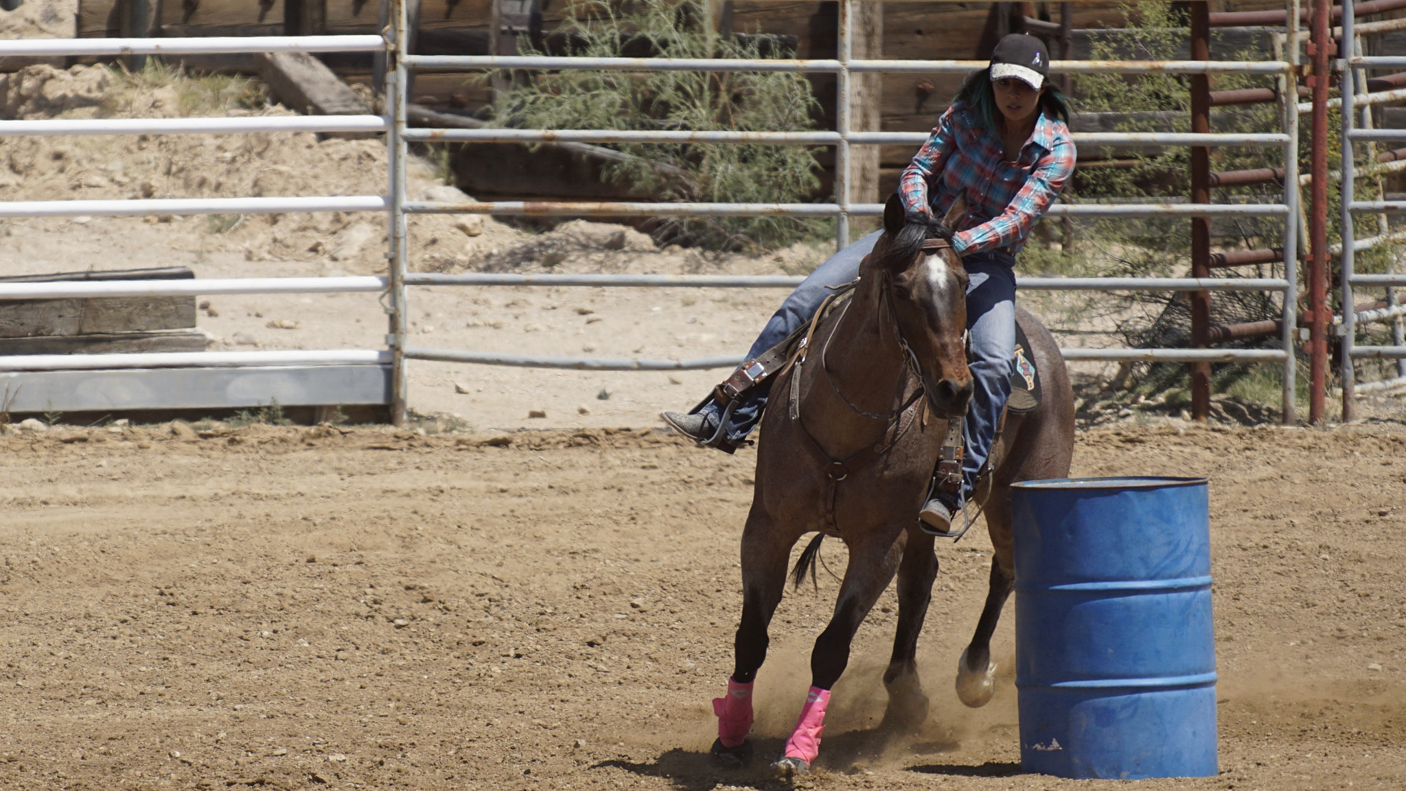 Sony a6000 + Sony FE 70-200mm F4 G OSS sample photo. Barrel racing photography