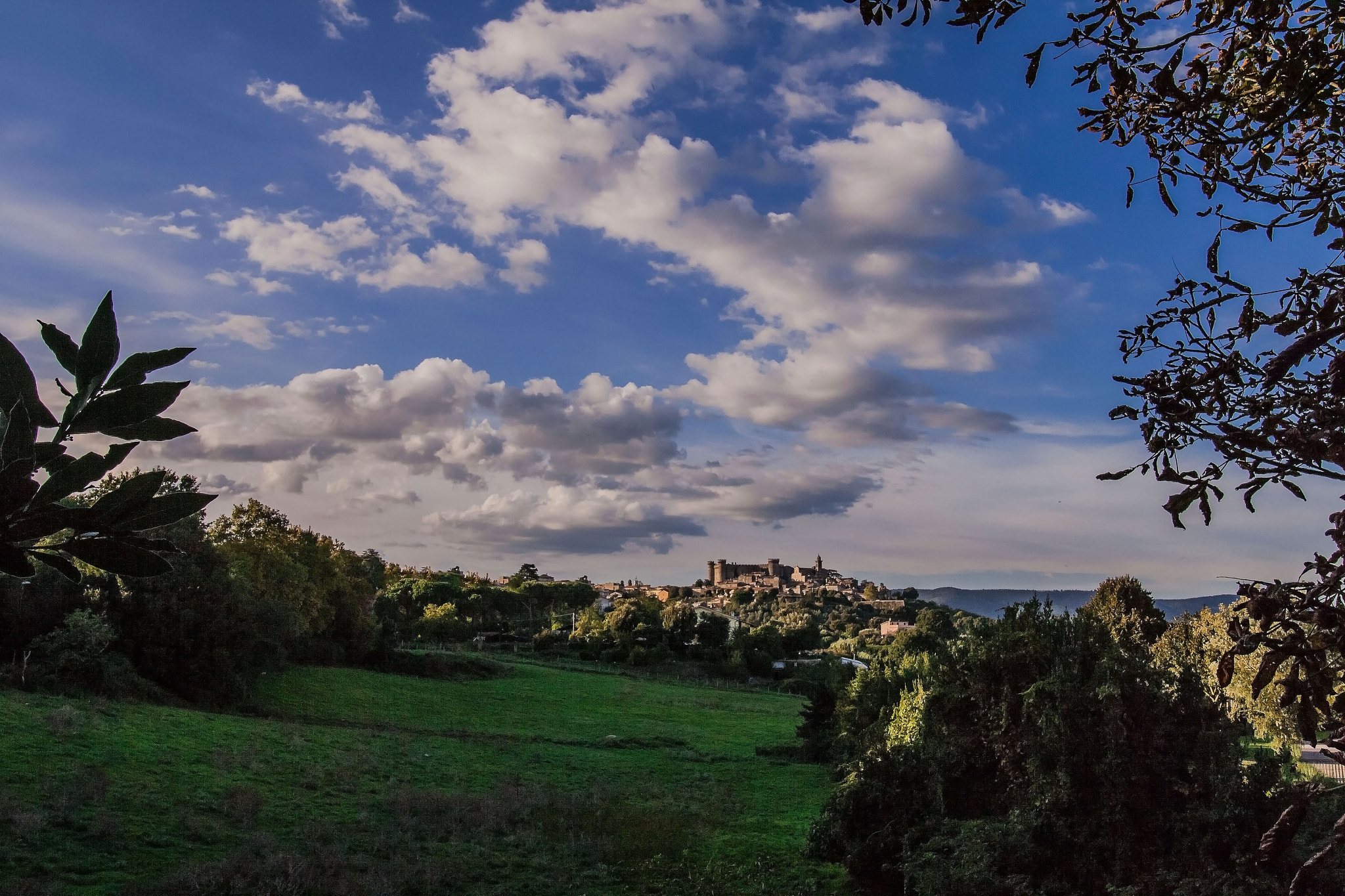 Canon EF-S 10-18mm F4.5–5.6 IS STM sample photo. Se desideri vedere le valli, sali sulla cima della montagna. se vuoi vedere la cima della... photography