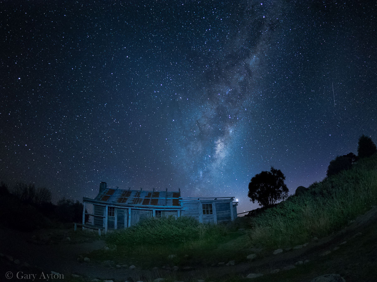 Olympus OM-D E-M1 + OLYMPUS M.8mm F1.8 sample photo. Planets align over craigs hut photography
