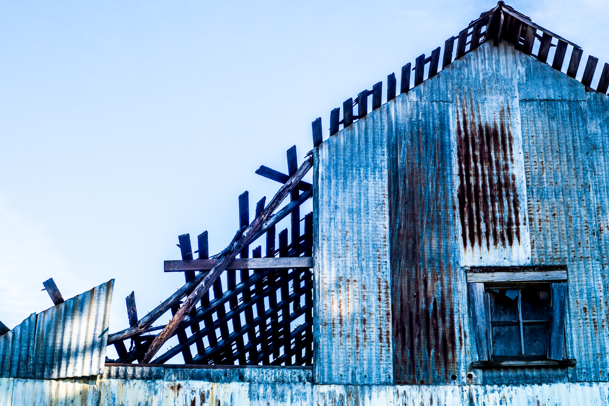 Sony ILCA-77M2 + Minolta AF 50mm F1.4 [New] sample photo. Old barn roof photography