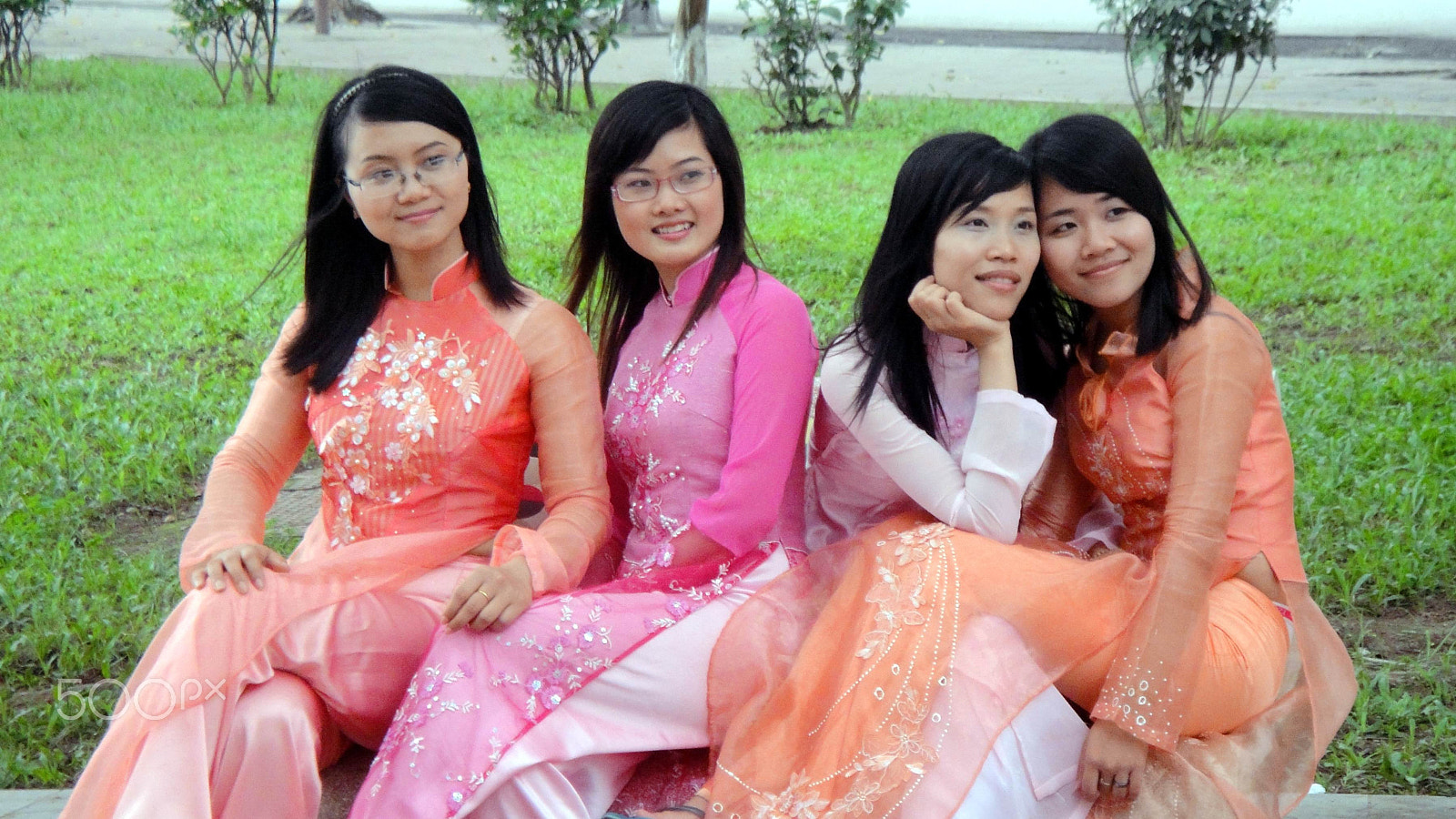 Sony DSC-TX1 sample photo. 4 aodai girls at hoan kiem lake photography