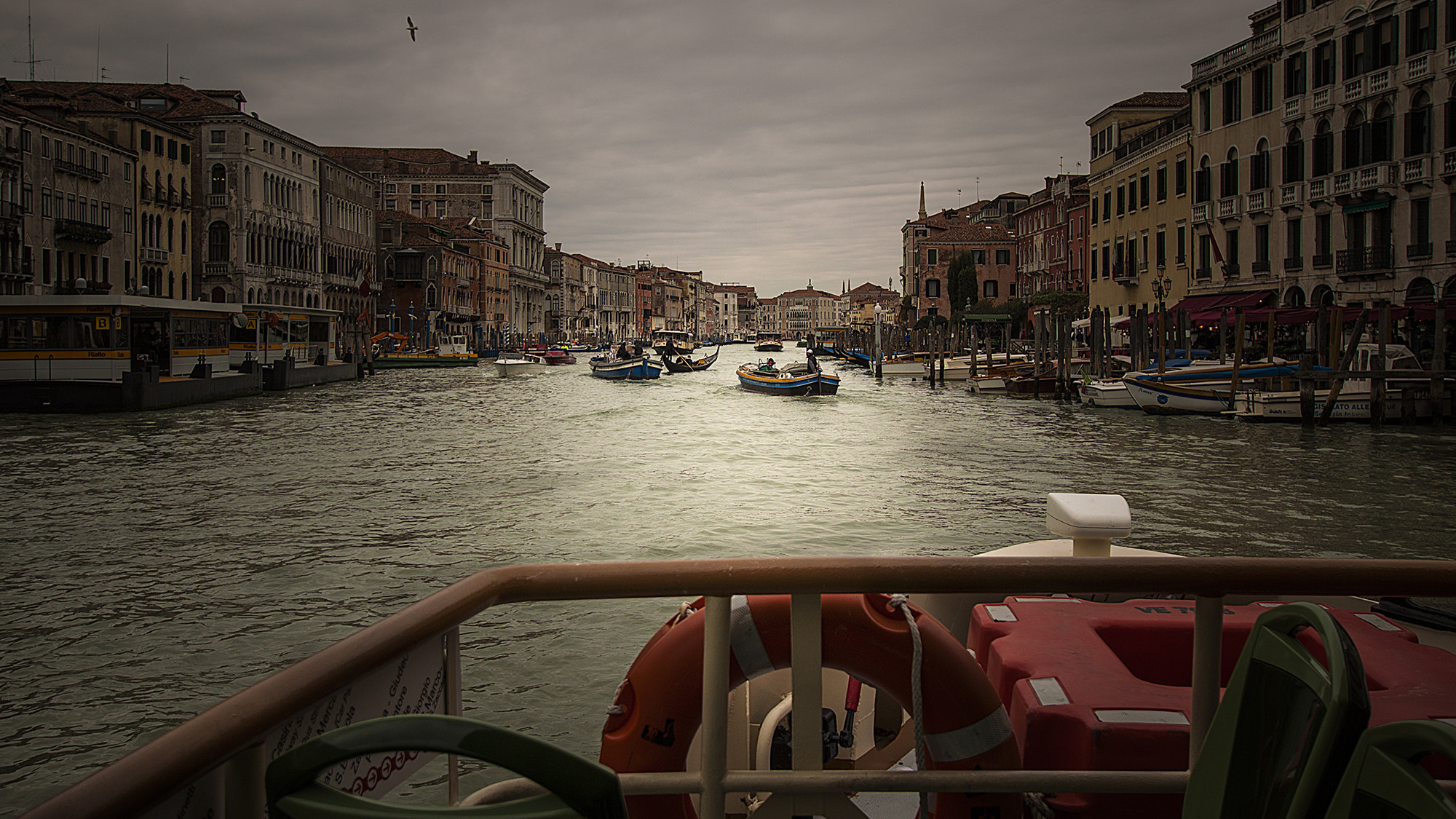Canon EOS 50D + Sigma 10-20mm F3.5 EX DC HSM sample photo. Boat ride on the grand canal photography