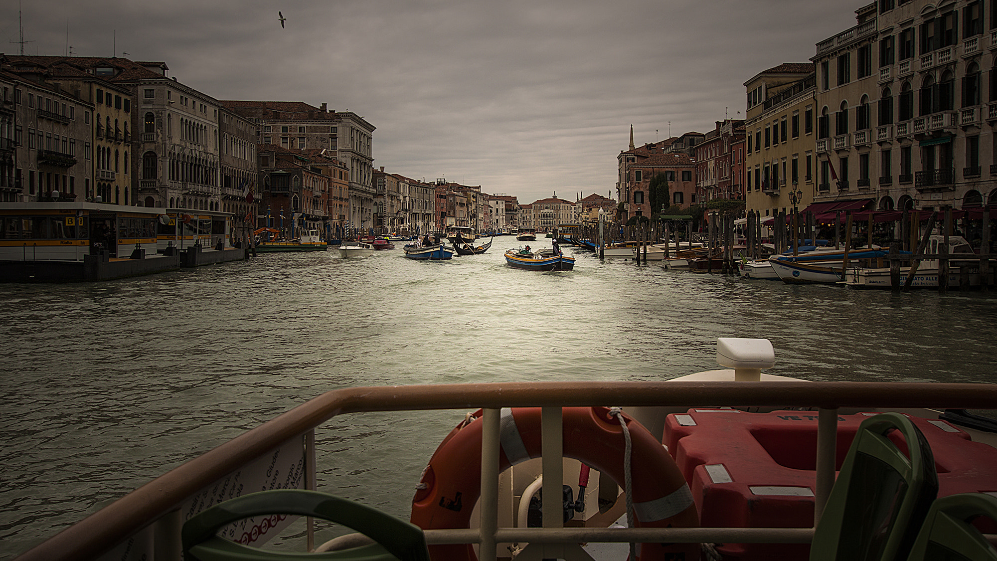 Sigma 10-20mm F3.5 EX DC HSM sample photo. Boat ride on the grand canal photography