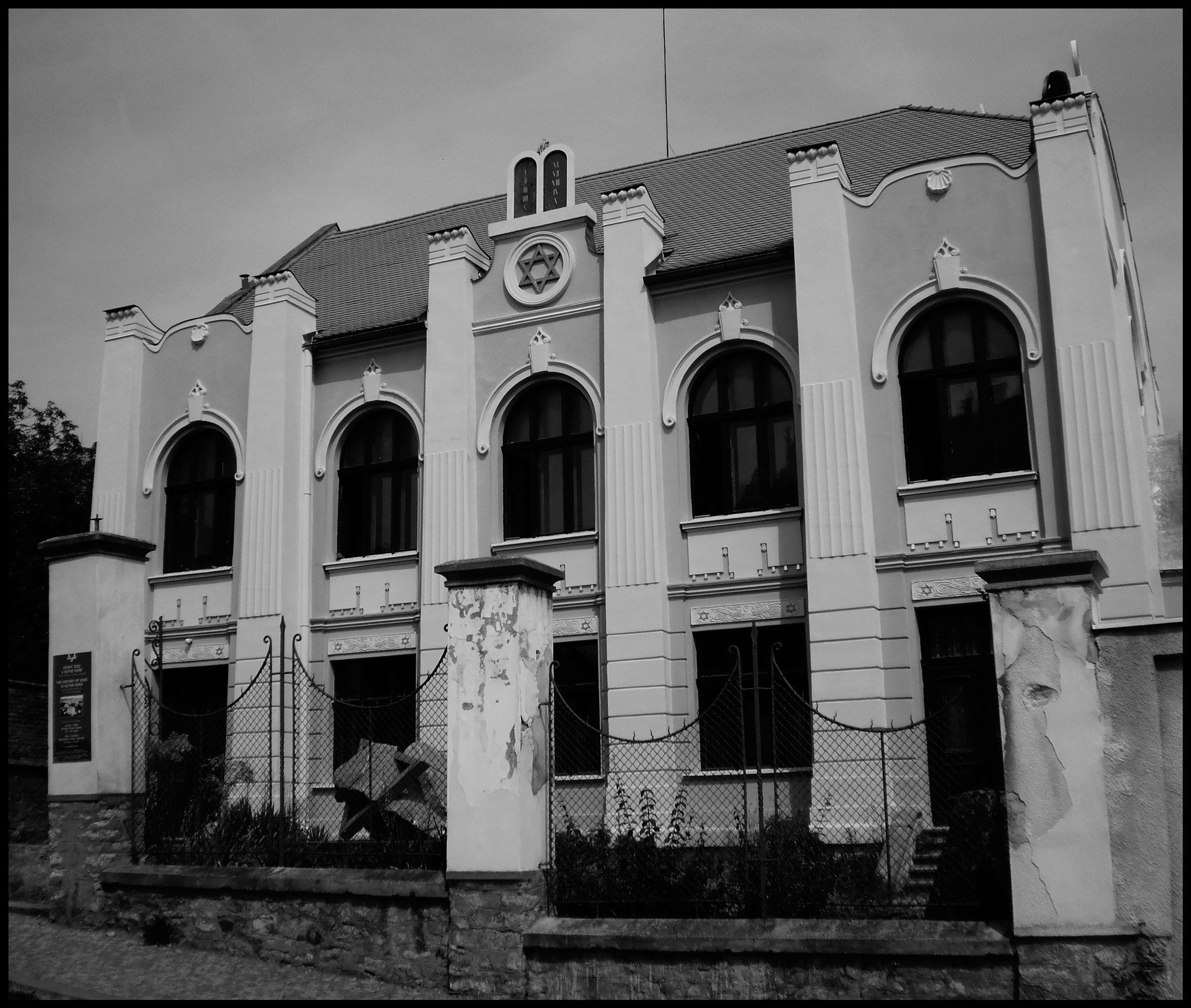Olympus T105,T100,X36 sample photo. Black and white photography