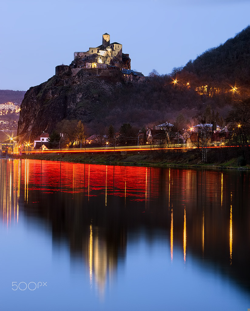smc PENTAX-DA L 50-200mm F4-5.6 ED sample photo. Red under castle photography