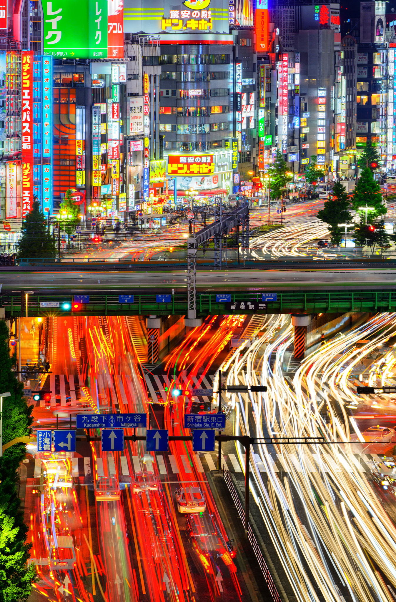 AF Zoom-Nikkor 80-200mm f/2.8 ED sample photo. Shinjuku photography