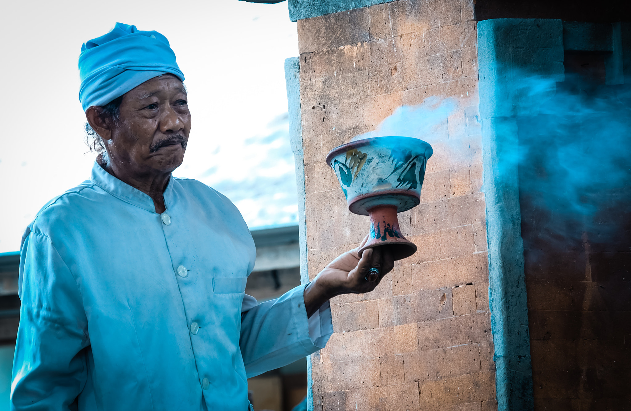 Fujifilm X-A2 + Fujifilm XC 50-230mm F4.5-6.7 OIS sample photo. Balinese priest photography