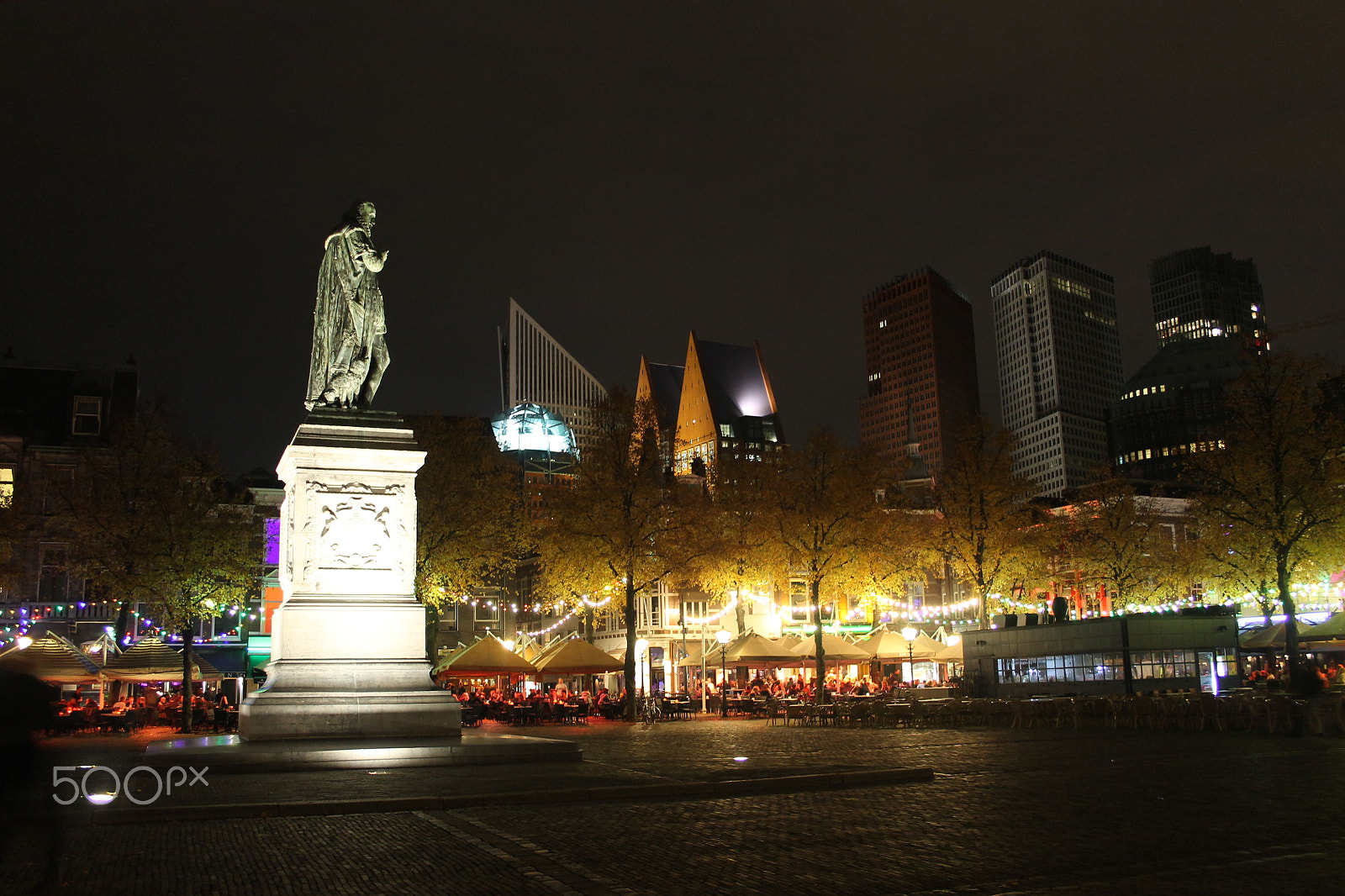 Canon EF-S 18-55mm F3.5-5.6 sample photo. A saterday night at "het plein" in the hague photography