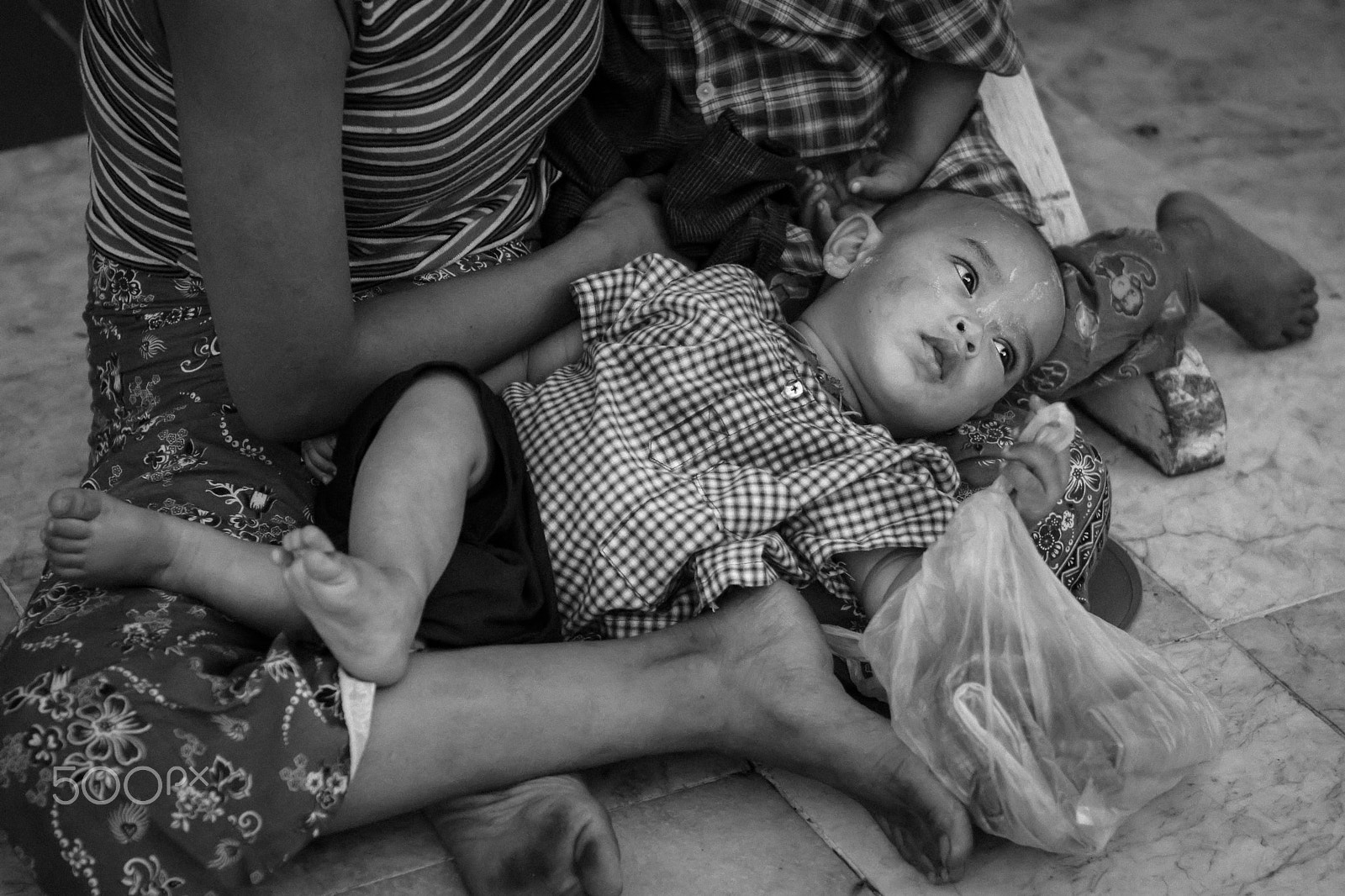 Canon EOS 450D (EOS Rebel XSi / EOS Kiss X2) + Canon EF 24-70mm F2.8L USM sample photo. Yangon, myanmar. 27 november 2011. mother and children on the st photography